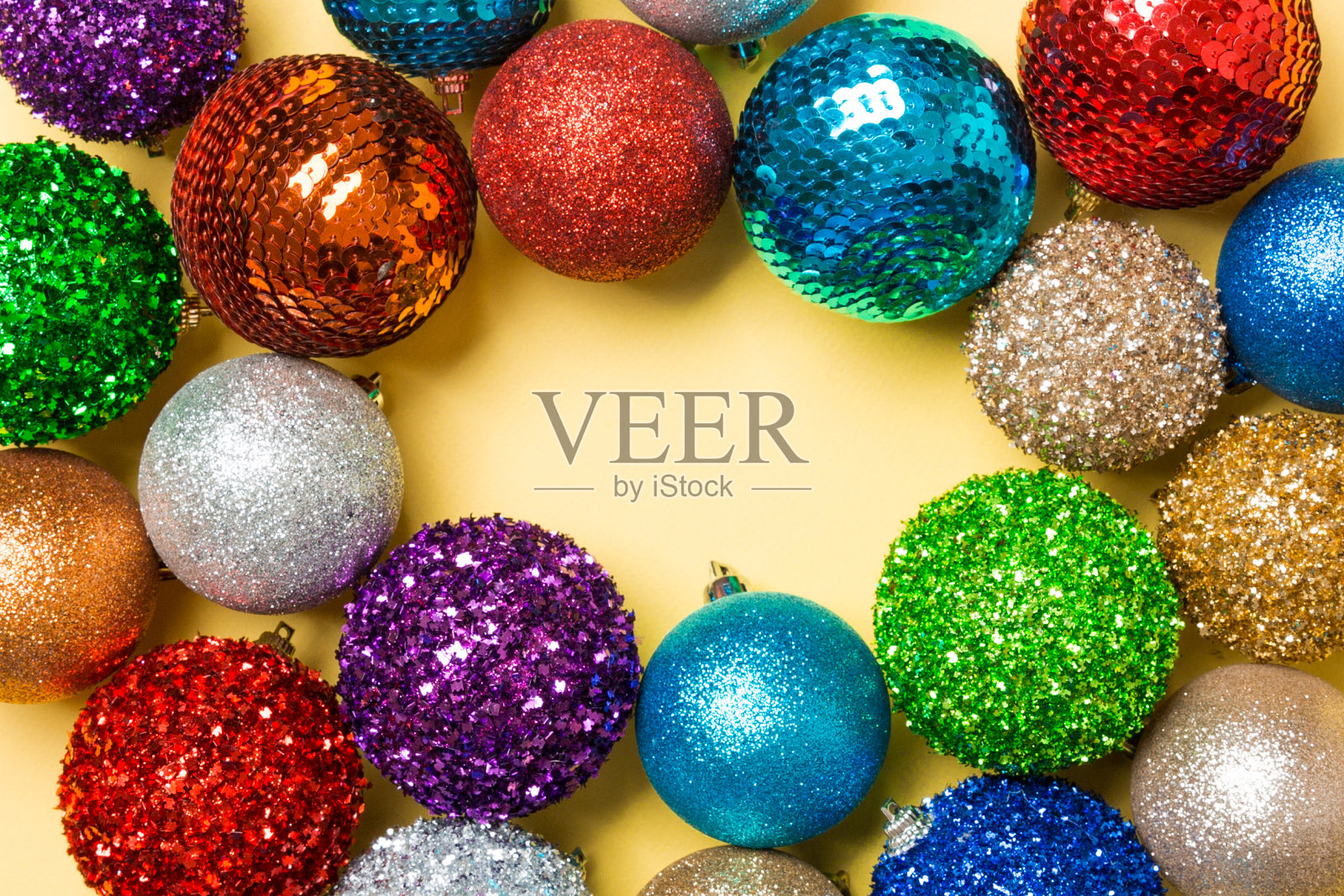 彩色背景上装饰性小饰品的节日组合。带有复制空间的圣诞玩具的顶视图照片摄影图片