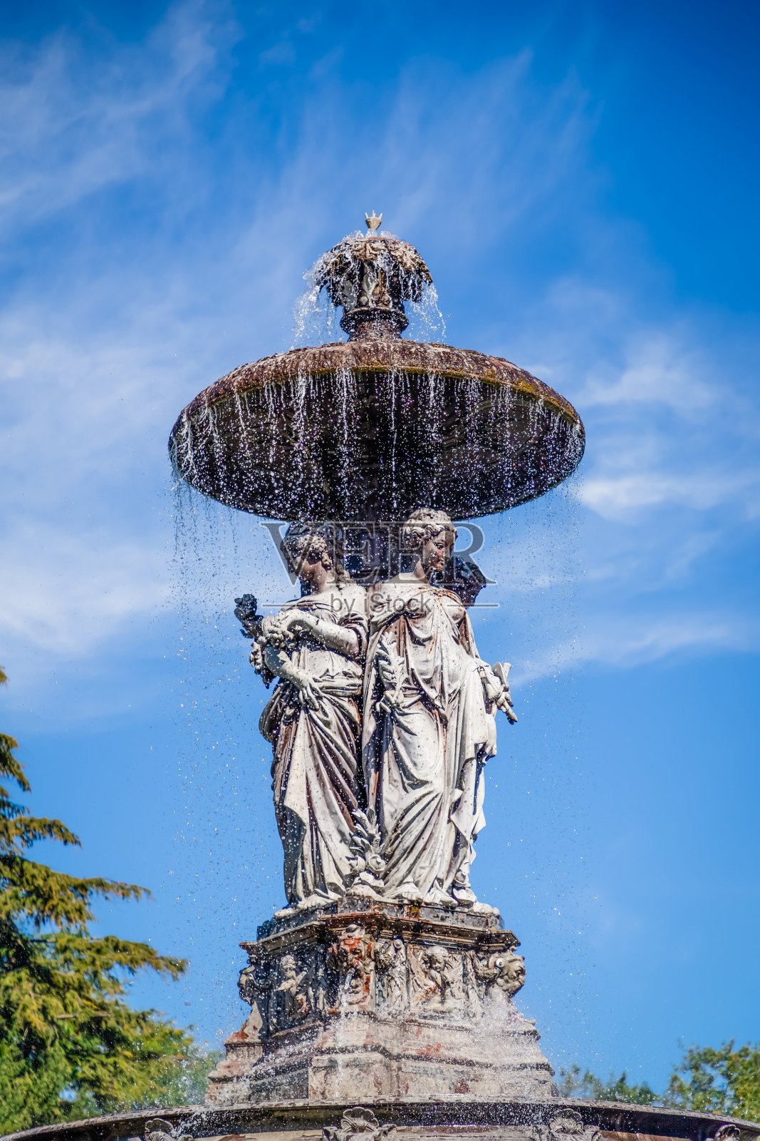 生锈的喷泉钉在城市公园的城市公园，细节。奥地利格拉茨照片摄影图片