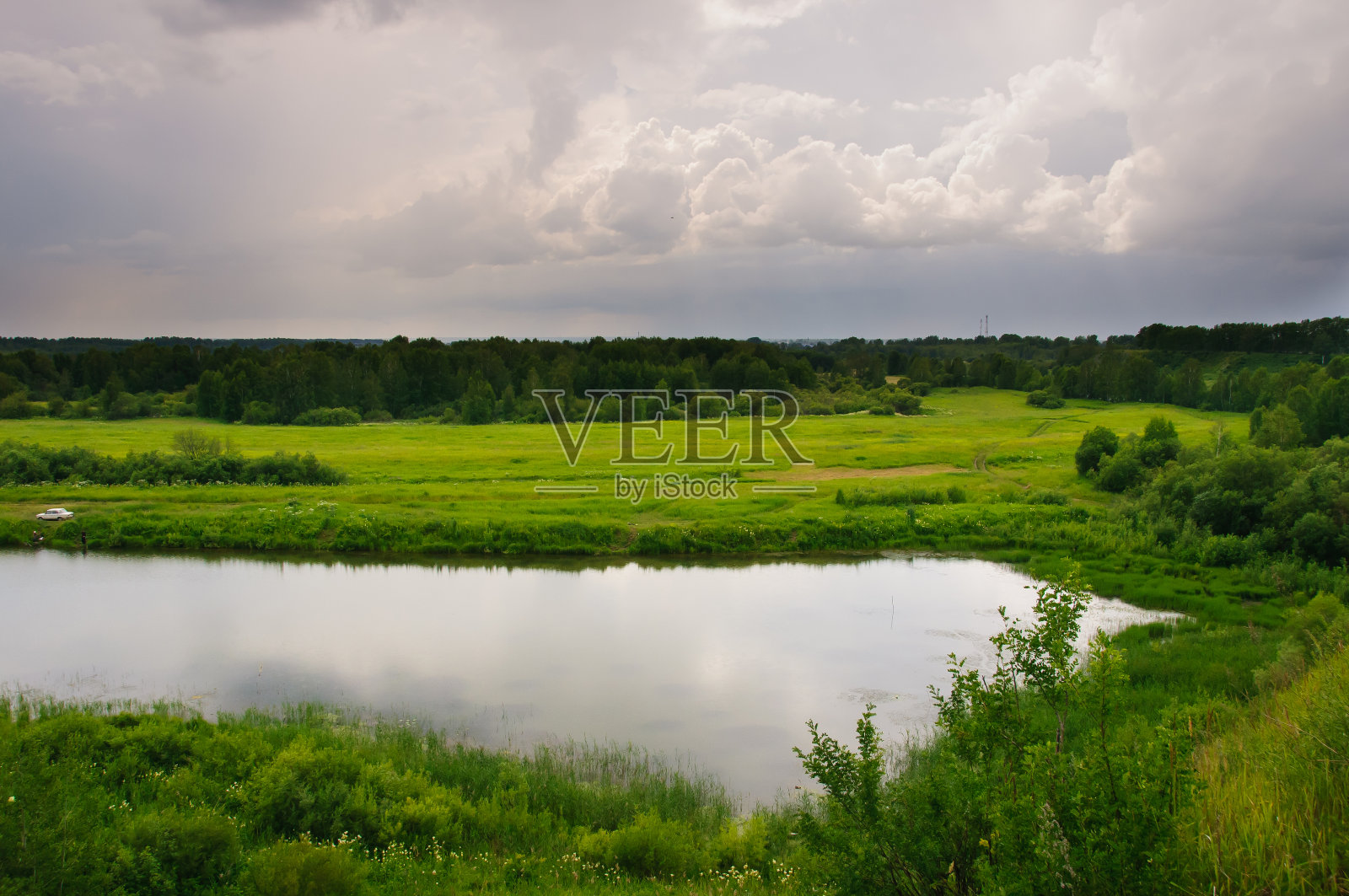 阴天的夏天，乡间的小湖照片摄影图片