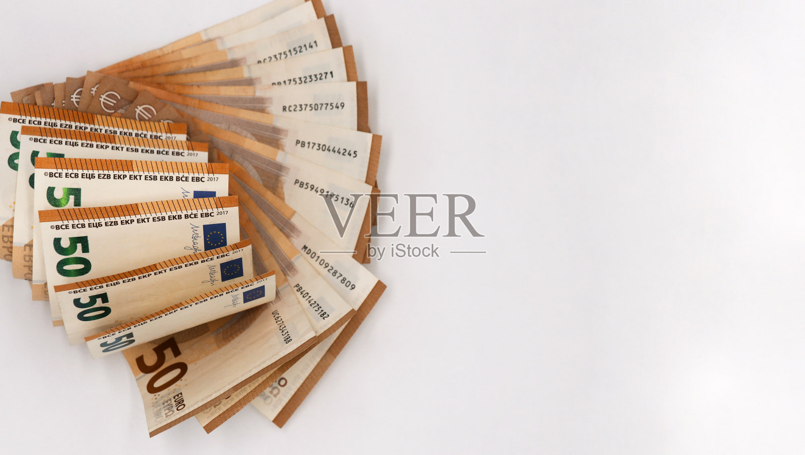 一个在浅色背景上有50张欧元钞票的扇子。文本的空闲空间。照片摄影图片