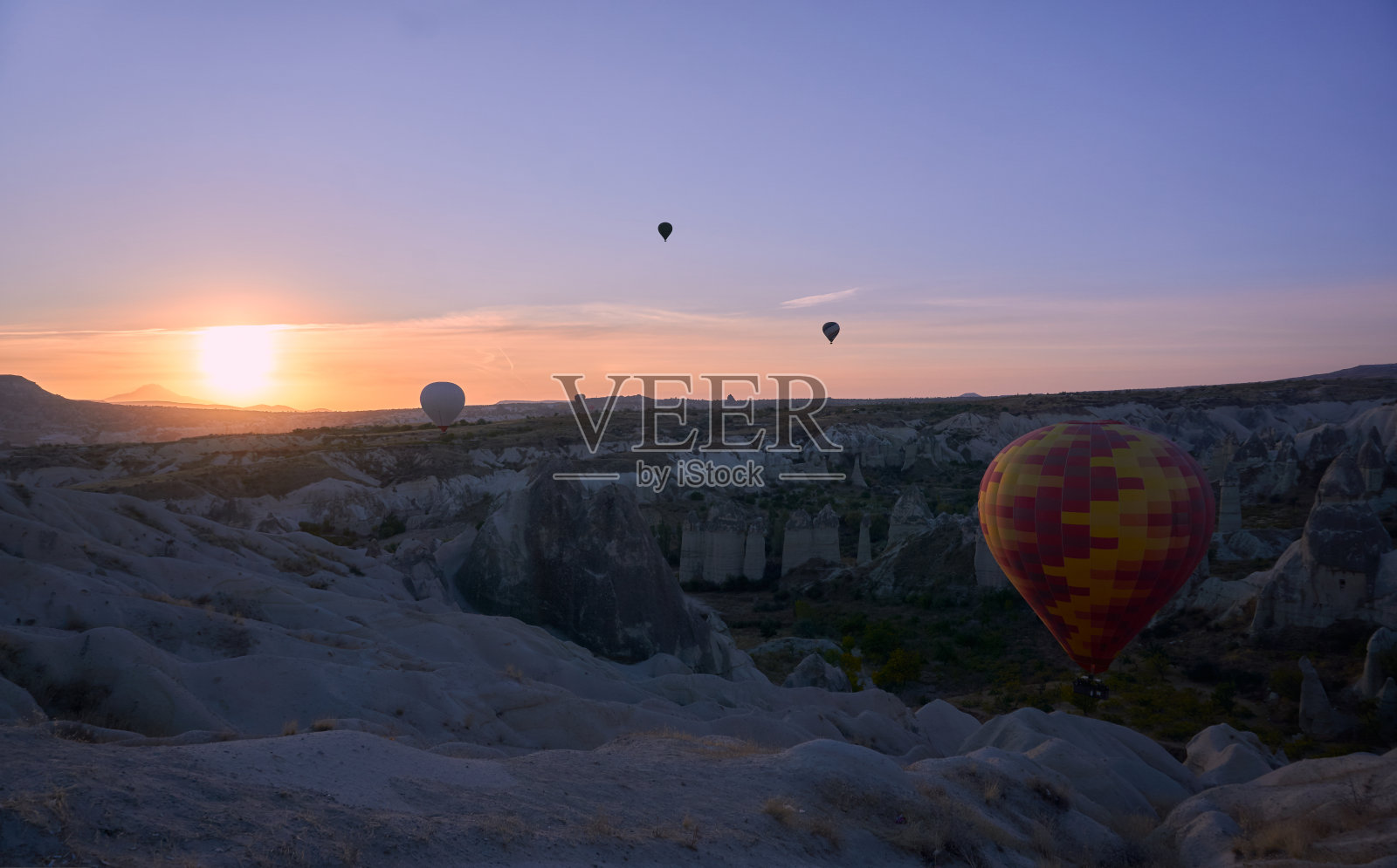 土耳其卡帕多西亚日出时的热气球照片摄影图片