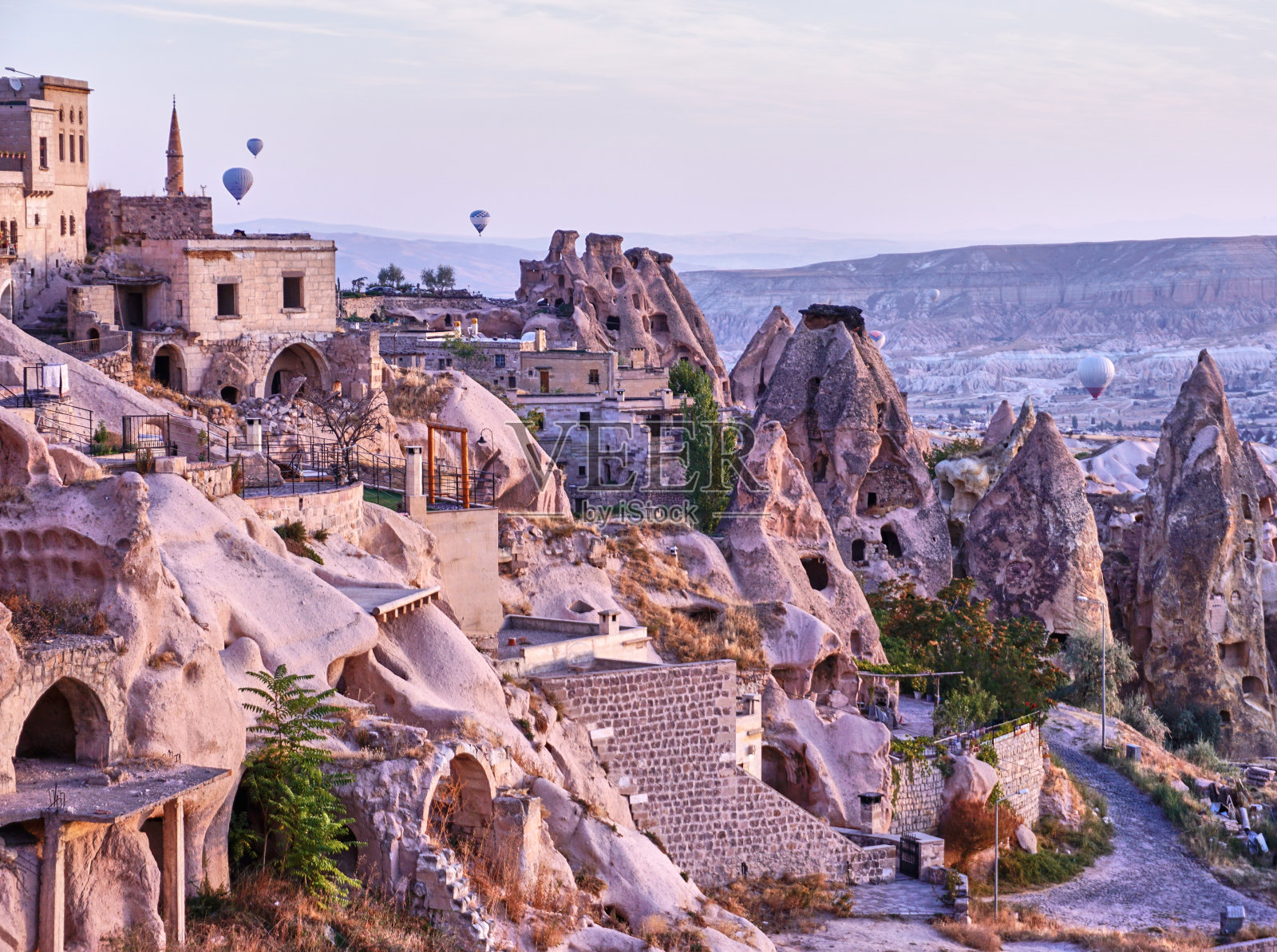 土耳其乌奇萨尔-卡帕多西亚上空的热气球照片摄影图片