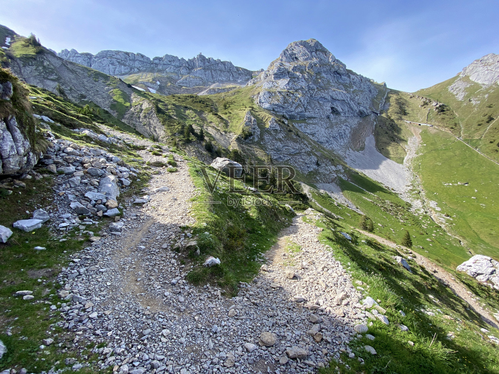 瑞士奥布瓦尔登州Alpnach州的皮拉图斯山坡上的步行、远足、运动和娱乐小径(瑞士)照片摄影图片