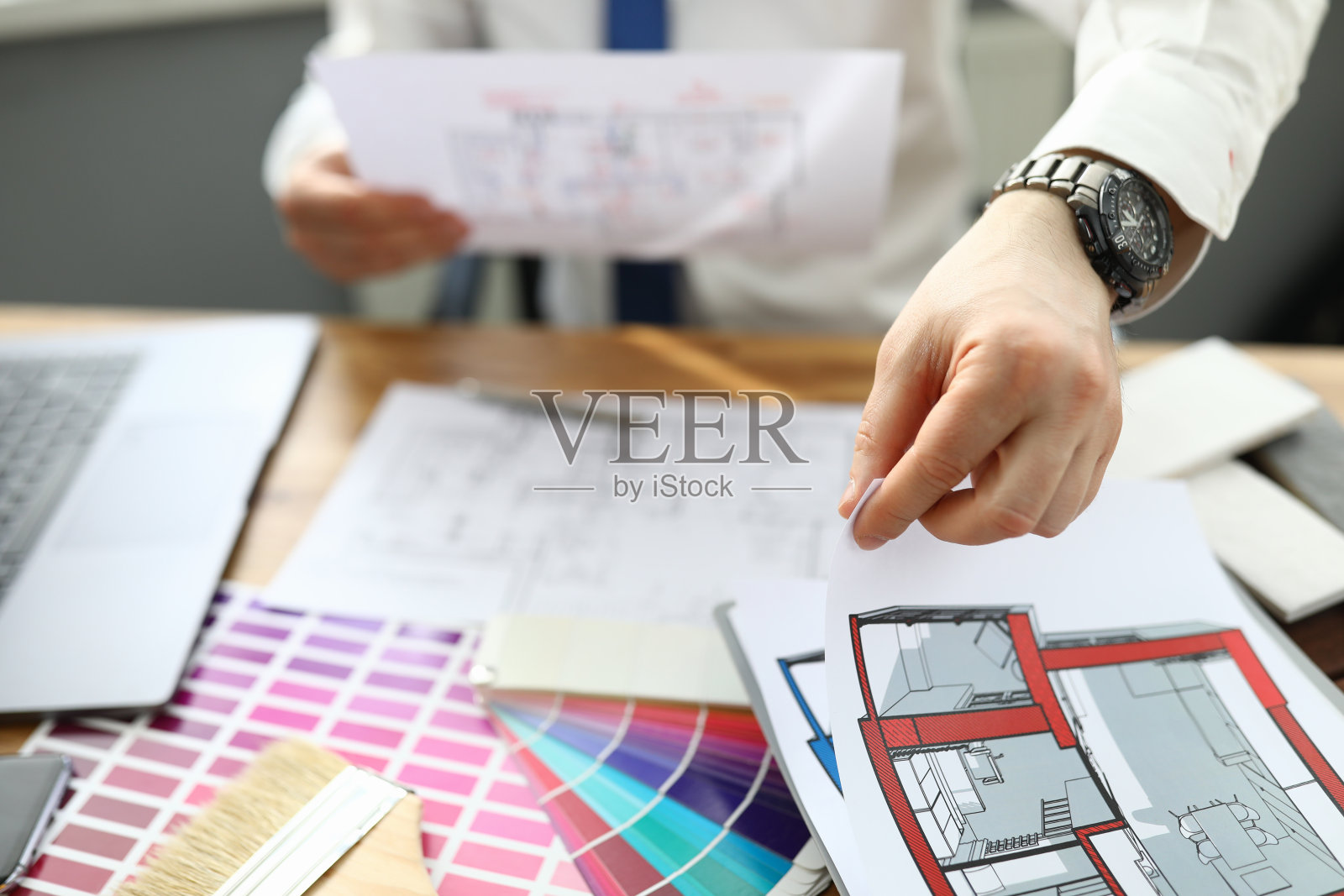 现代笔记本电脑和办公桌上的文件照片摄影图片