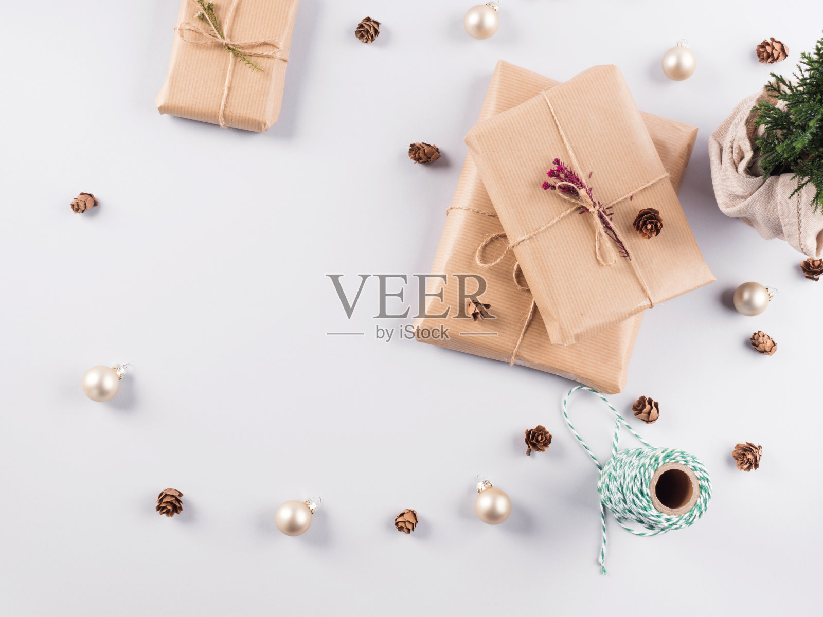 圣诞包装的礼物堆和圣诞树作为礼物照片摄影图片