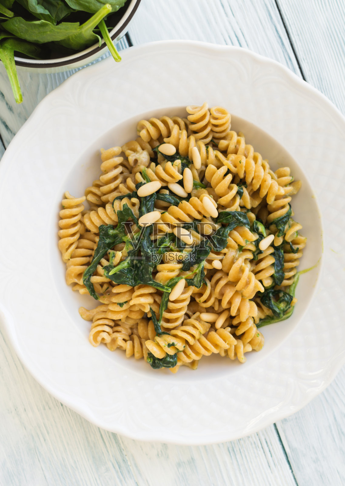 全谷物通心粉，菠菜和松仁照片摄影图片