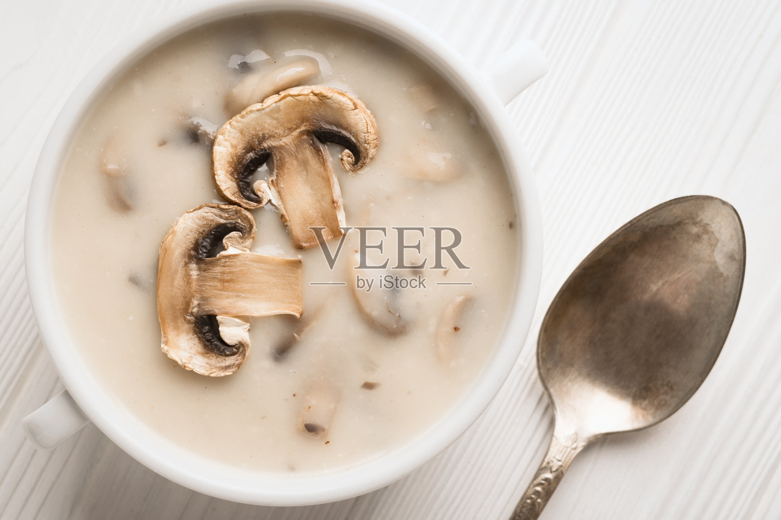 俯视图碗蘑菇汤和半蘑菇照片摄影图片