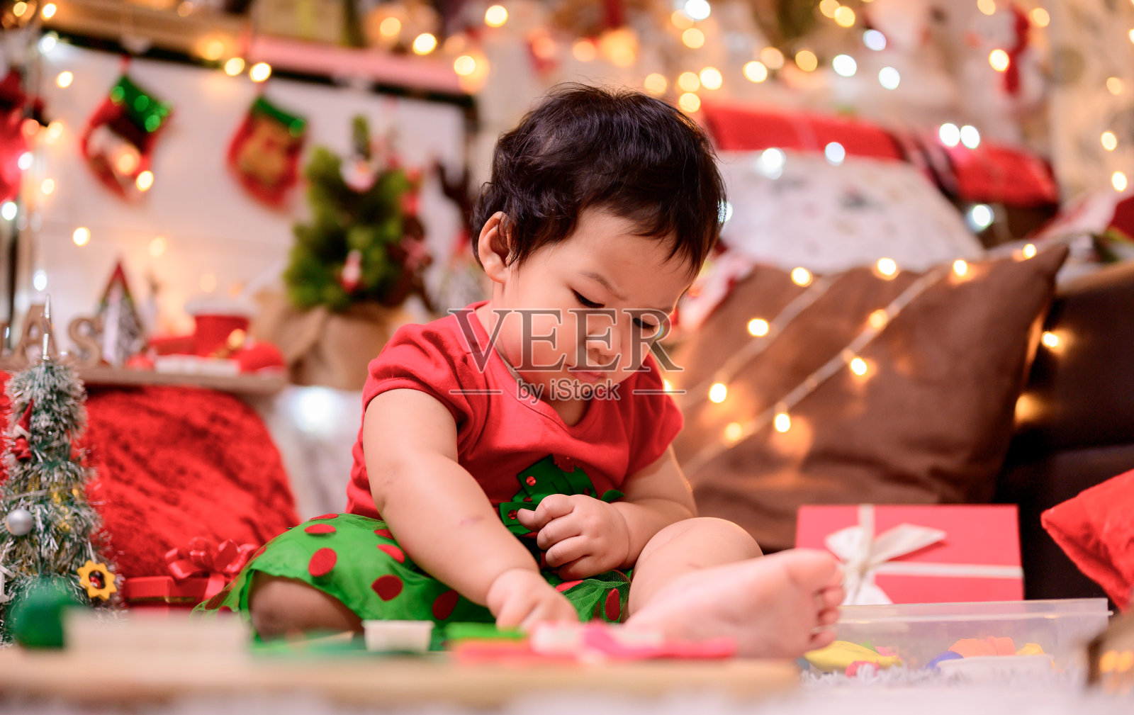 家人在家里庆祝圣诞节和新年快乐。妈妈和孩子的生活方式在年底的季节假期。照片摄影图片