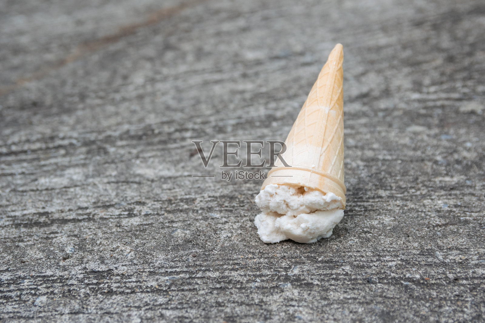 冰淇淋掉在地板上照片摄影图片