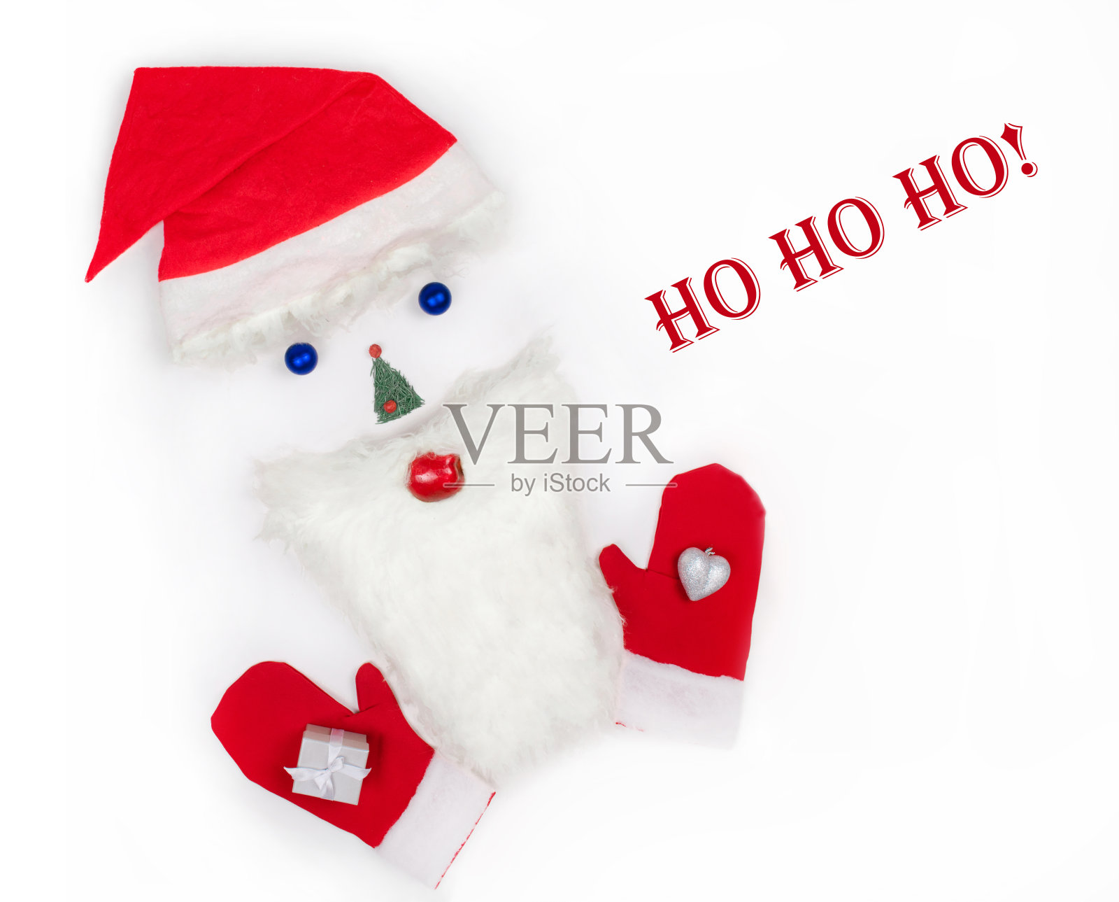 圣诞老人的脸由圣诞玩具，冷杉树，胡子和圣诞老人的手套在白色的背景。照片摄影图片