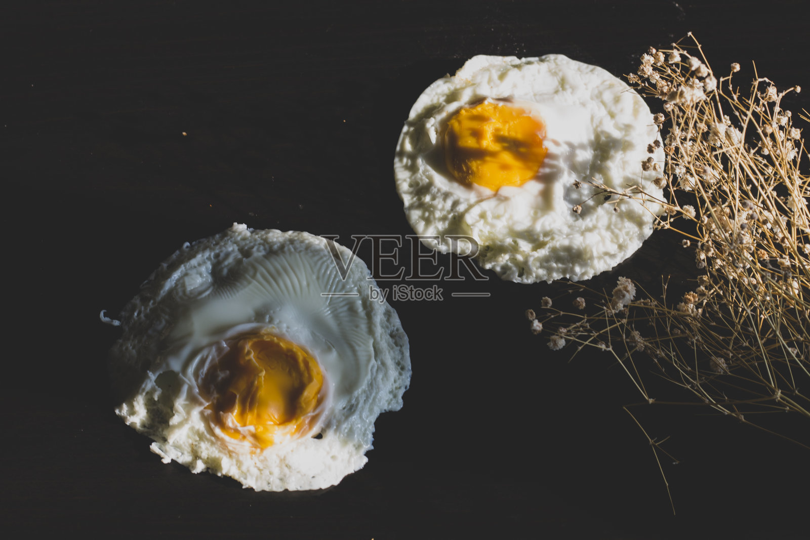 有机美味的煮鸡蛋为健康的早餐木材和花卉组成照片摄影图片