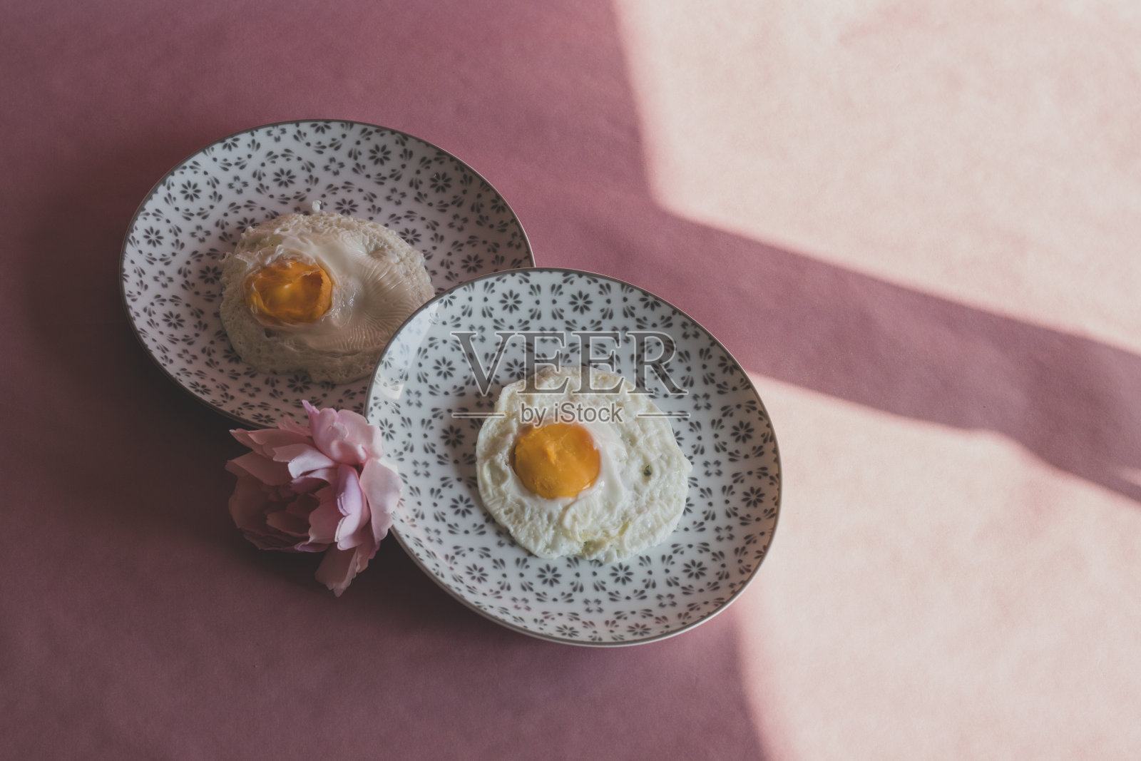 早午餐，粉色背景的健康早餐煮鸡蛋，意大利简单的食物照片摄影图片
