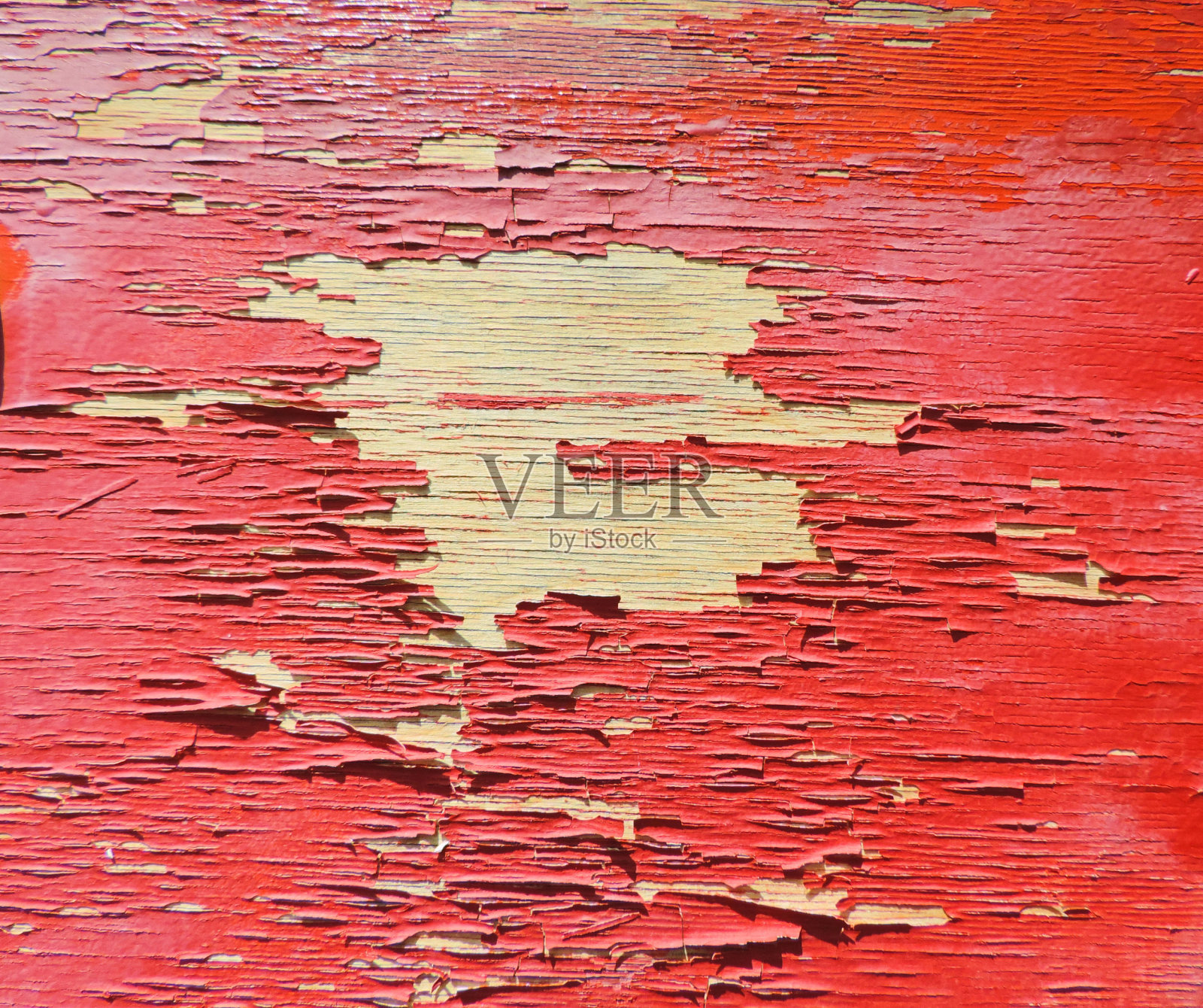 近距离观察木质表面剥落的红色油漆照片摄影图片