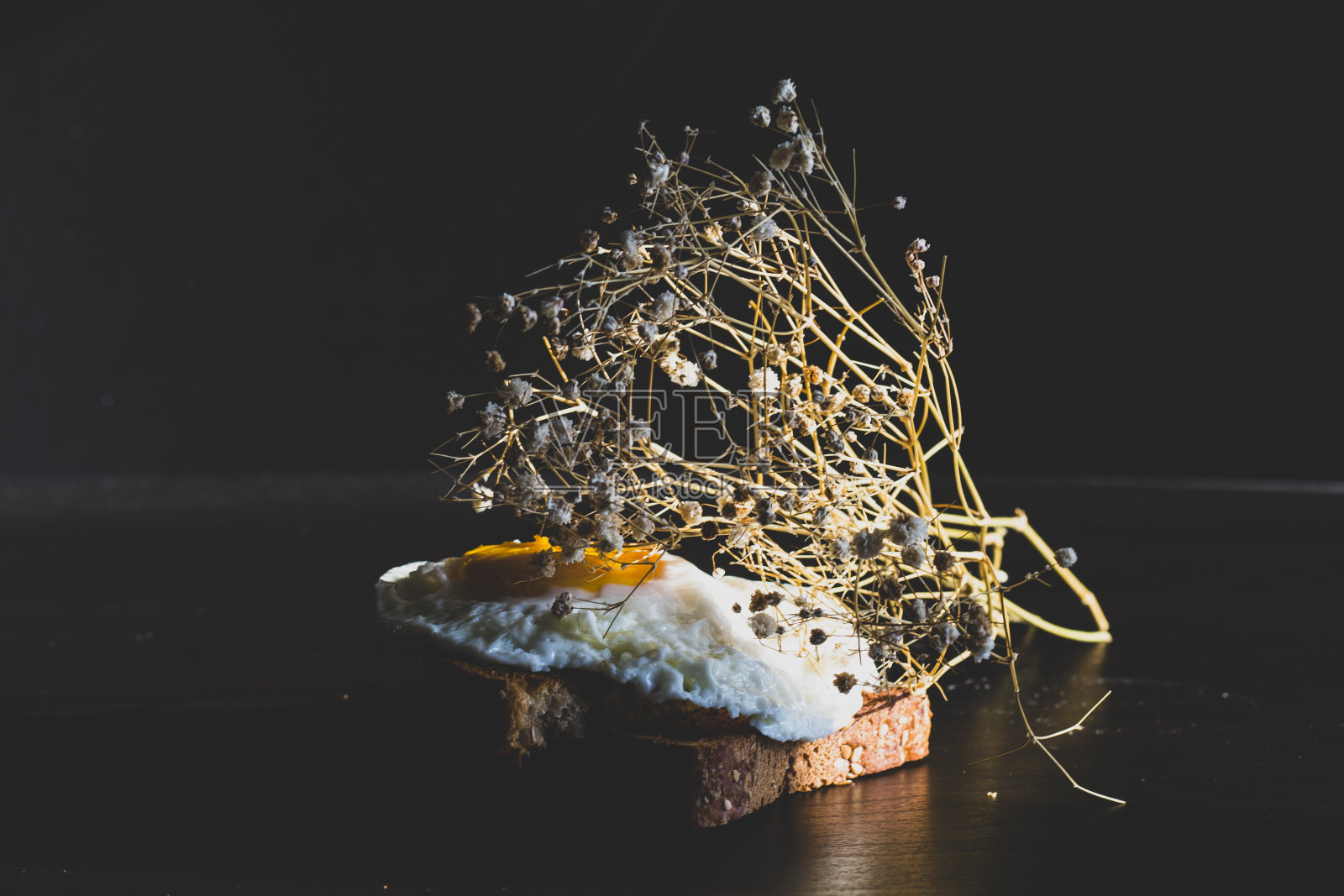 有机美味的煮鸡蛋和烤面包，在自然阳光下的健康早餐照片摄影图片