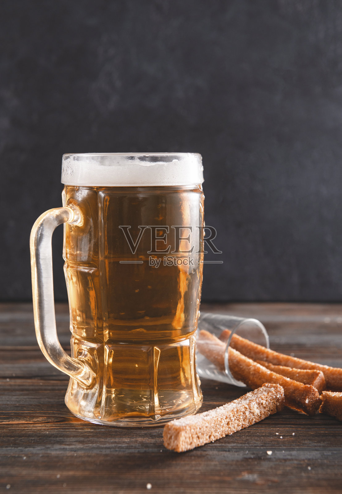 一杯淡啤酒配面包丁，酒精饮料配开胃菜照片摄影图片