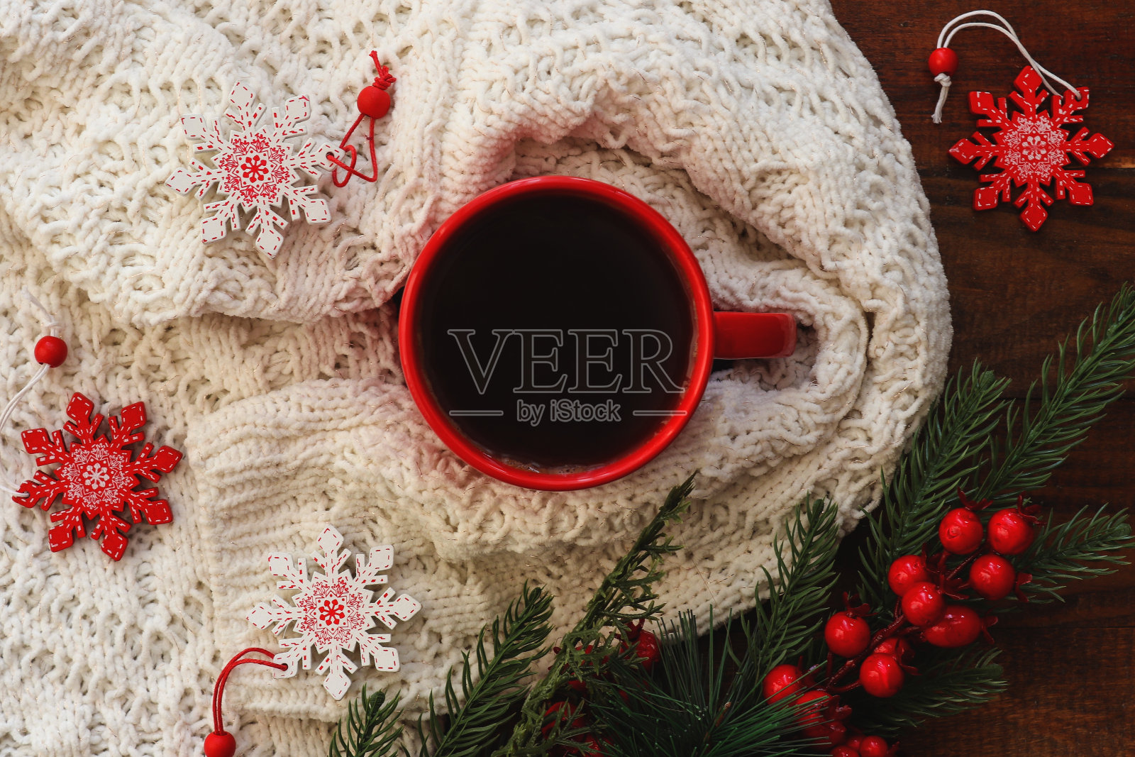 温馨的冬天回家明信片，红色的咖啡，温暖的冬天毛衣，圣诞树的树枝和雪花玩具。节日,节日的概念。俯视图，平放照片摄影图片