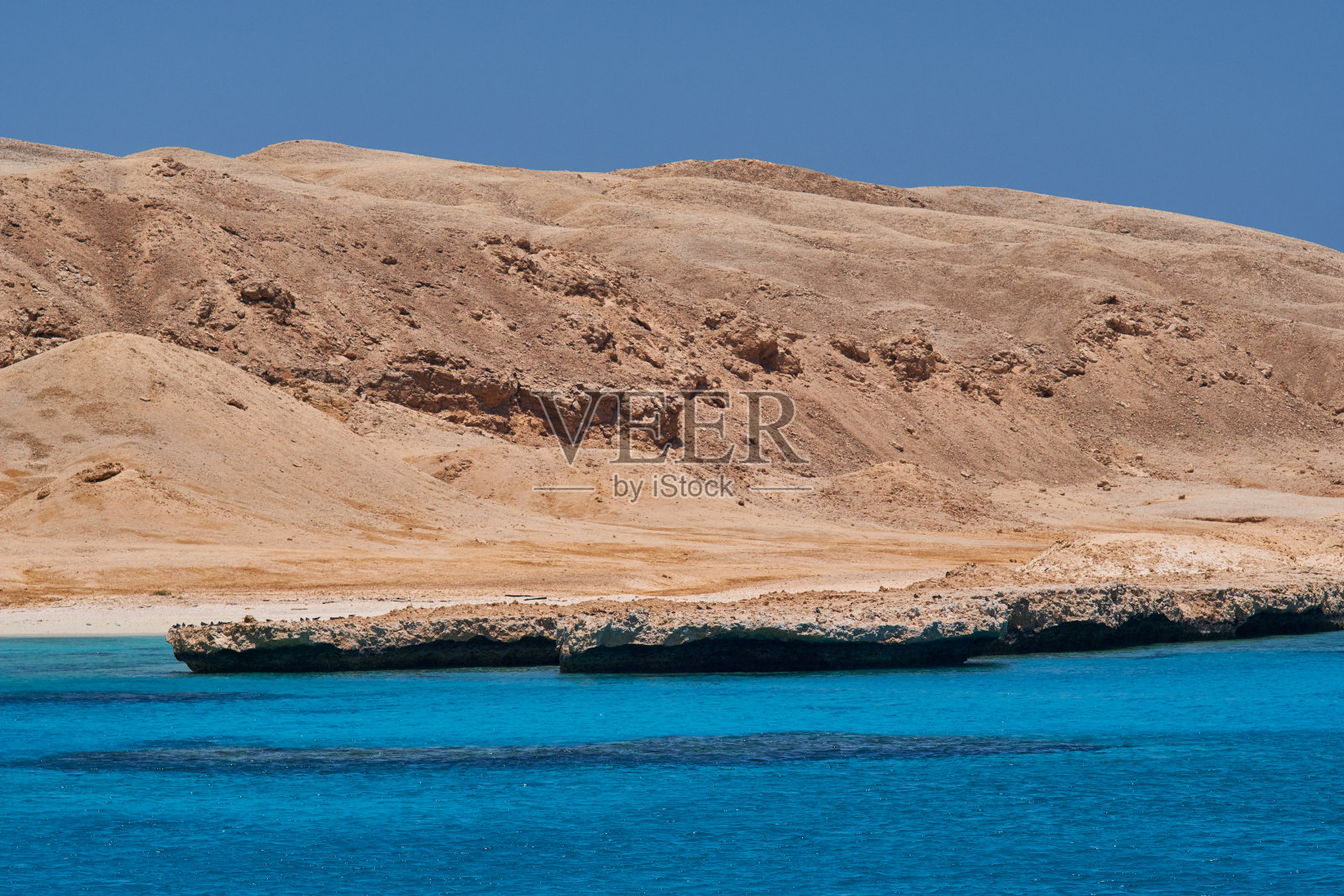 赫尔格达附近吉夫顿岛的珊瑚礁沙滩，埃及红海沿岸照片摄影图片