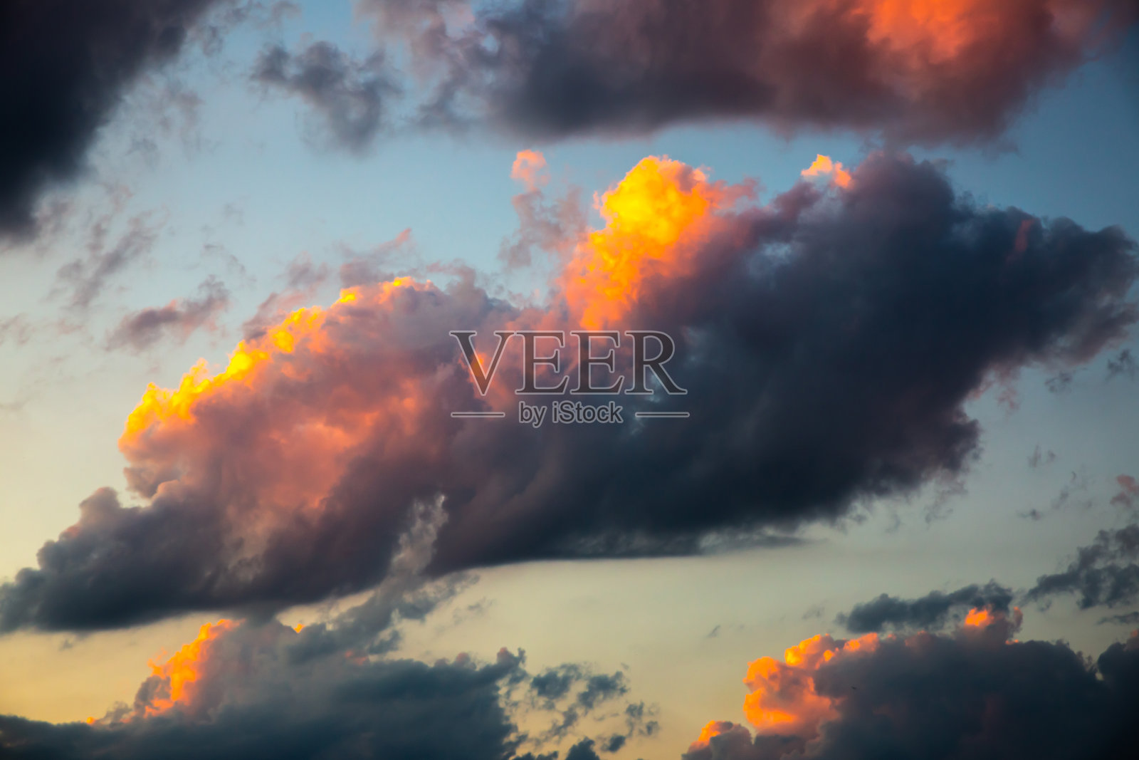 美丽的夜空。夕阳下的云带着粉红色的光。照片摄影图片