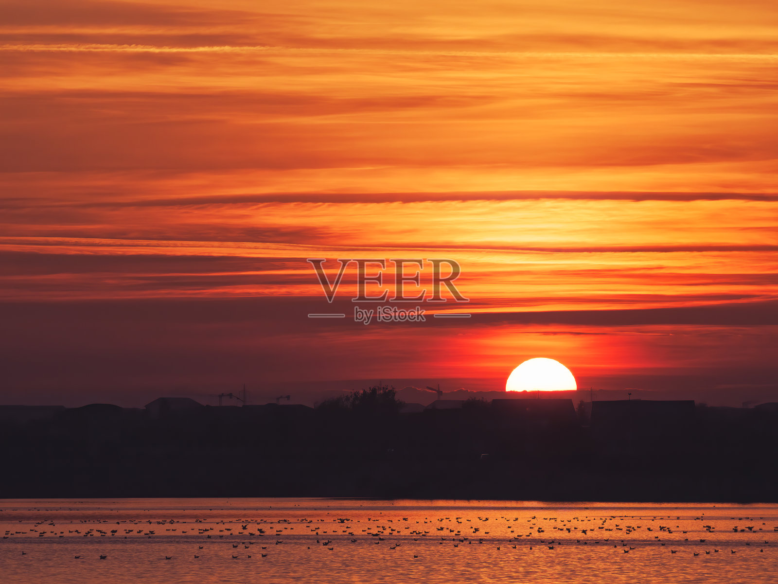 美丽的日落Dâmbovia湖(Lacul Morii)在布加勒斯特，罗马尼亚。照片摄影图片