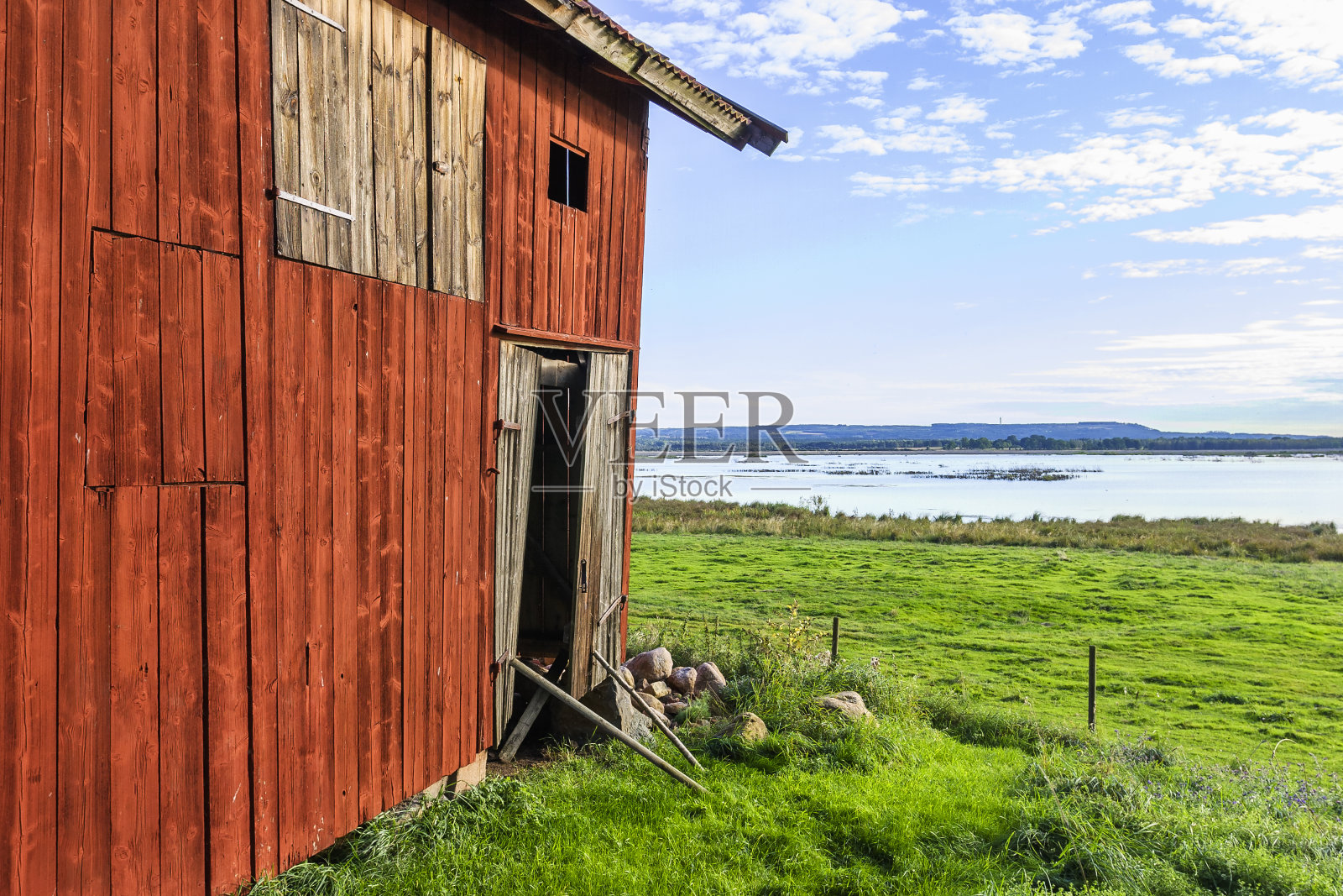 湖边的旧红色谷仓照片摄影图片