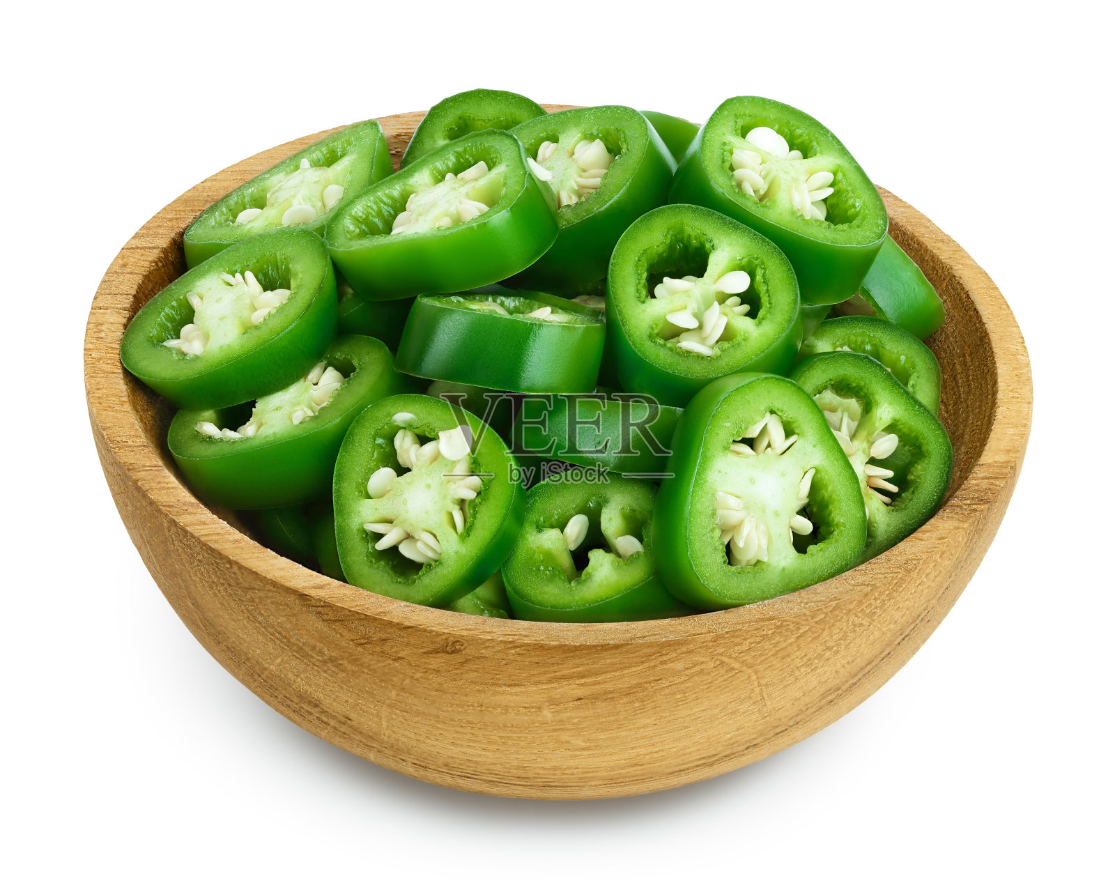 切片的墨西哥辣椒在木碗孤立在白色背景。绿色辣椒与修剪路径和全深度的领域。照片摄影图片