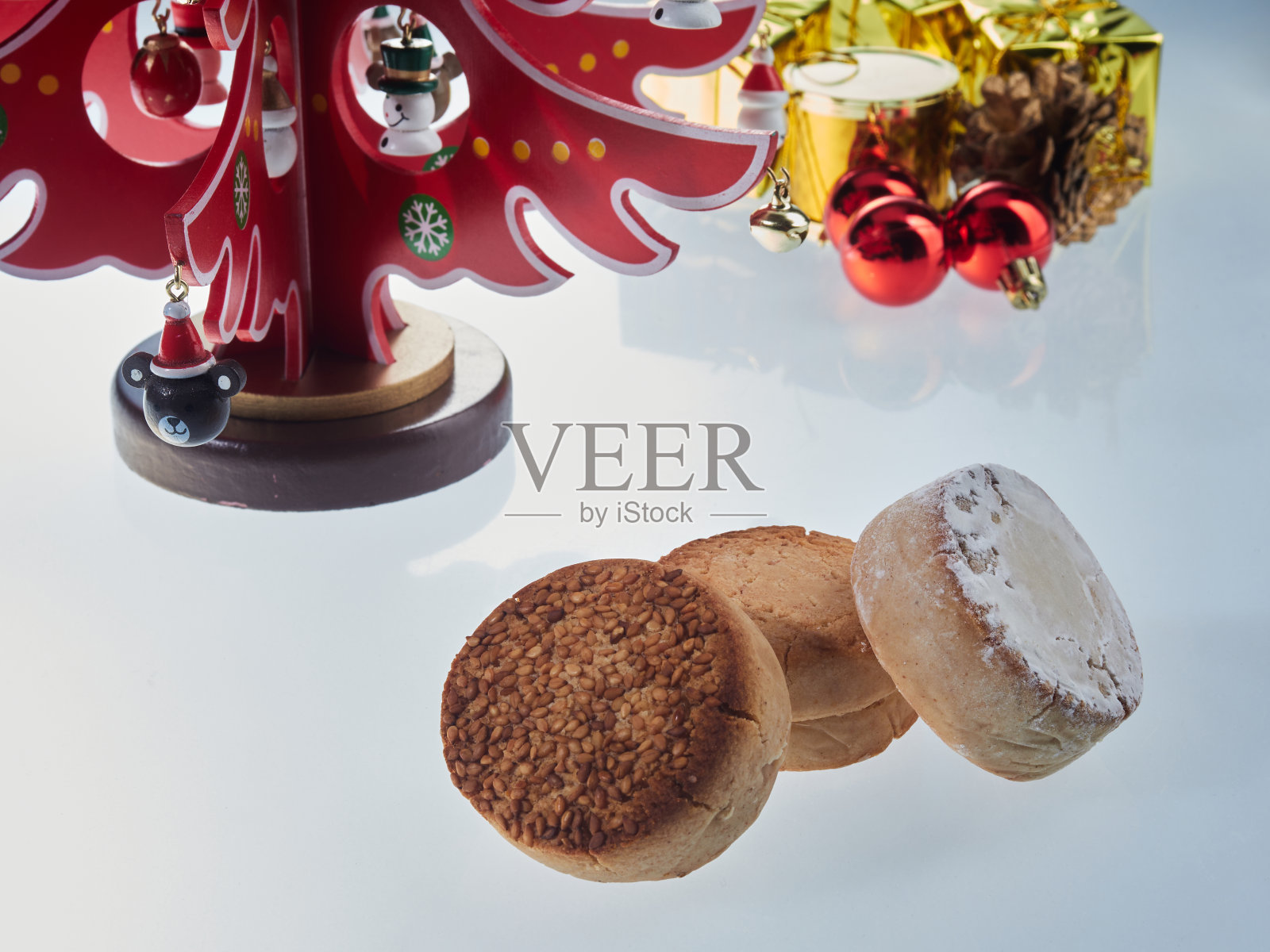 用圣诞小装饰品涂成红色的云杉照片摄影图片