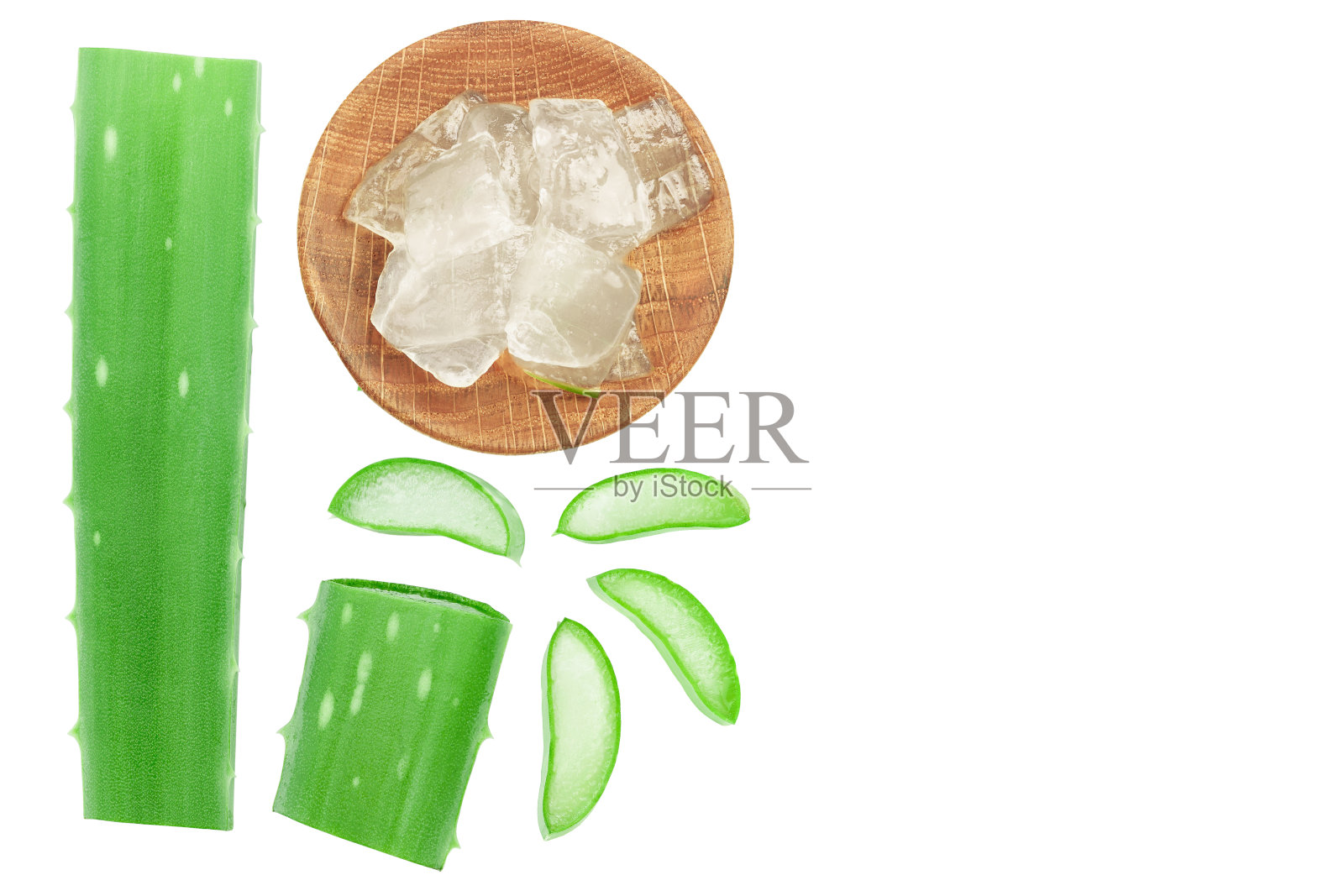 芦荟片在木碗孤立的白色背景与复制空间为您的文本。前视图。平的。照片摄影图片