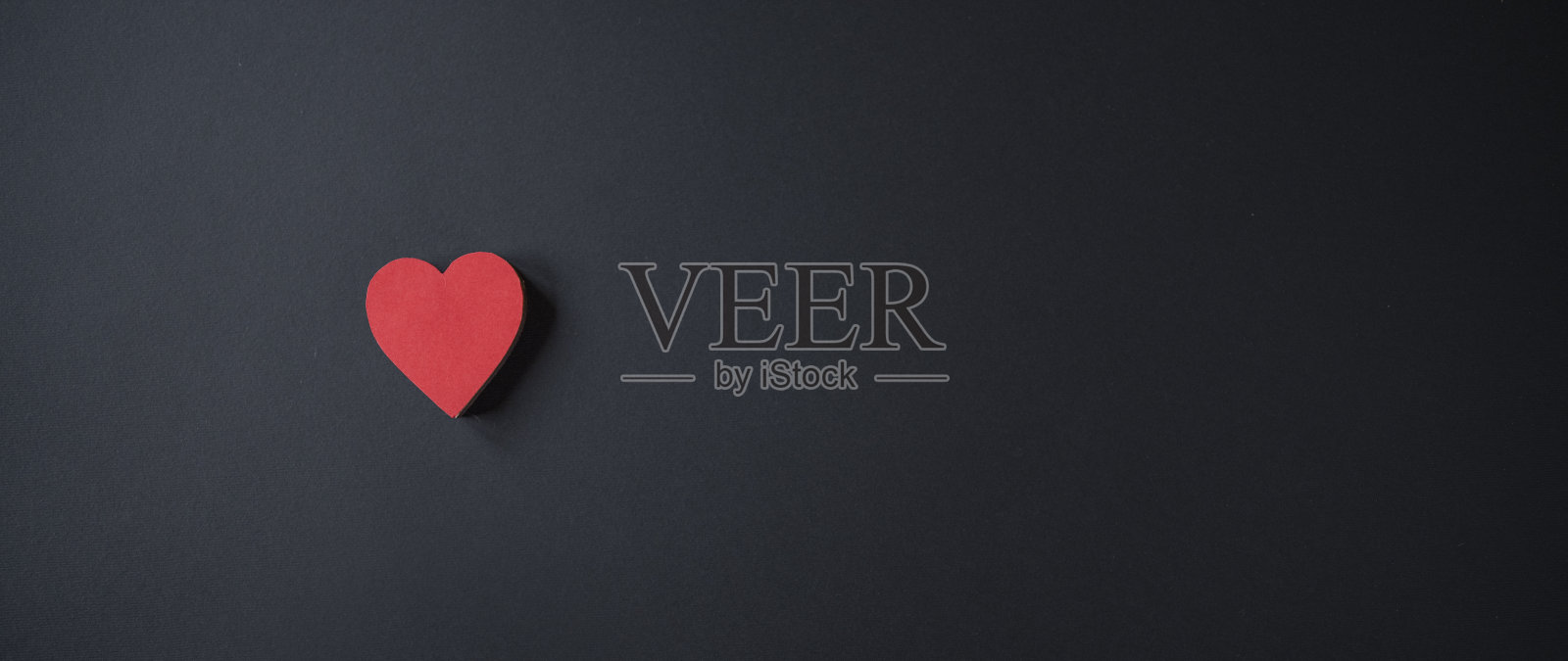 红心形状的黑色背景，情人节的背景。照片摄影图片