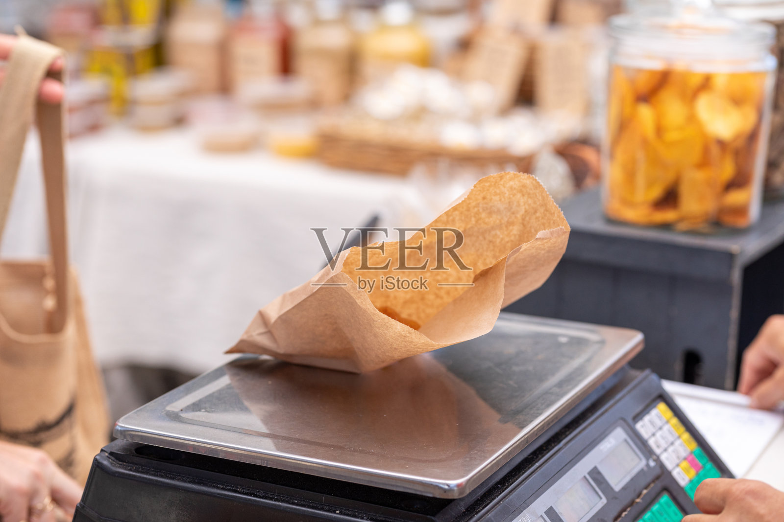 在农贸市场称量有机食物照片摄影图片