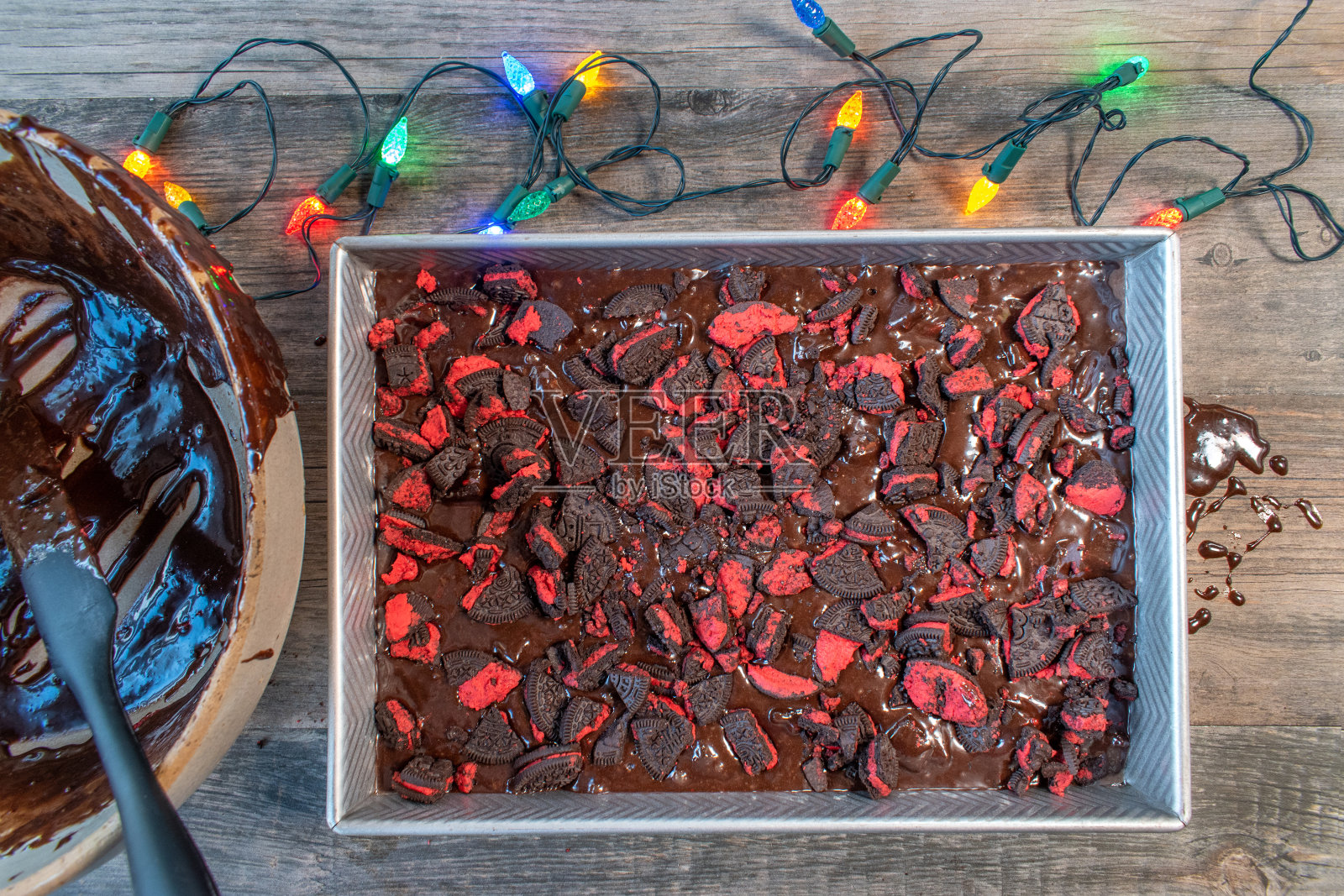 长方形的烤盘，里面有圣诞巧克力饼和红奶油照片摄影图片