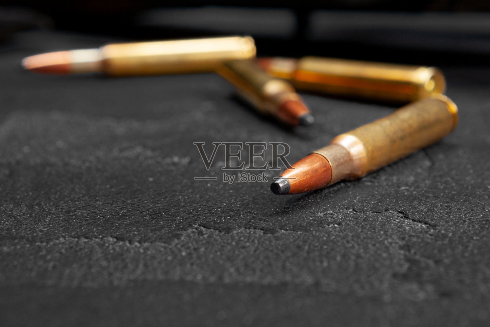 深灰色背景上的枪弹或卡宾枪照片摄影图片