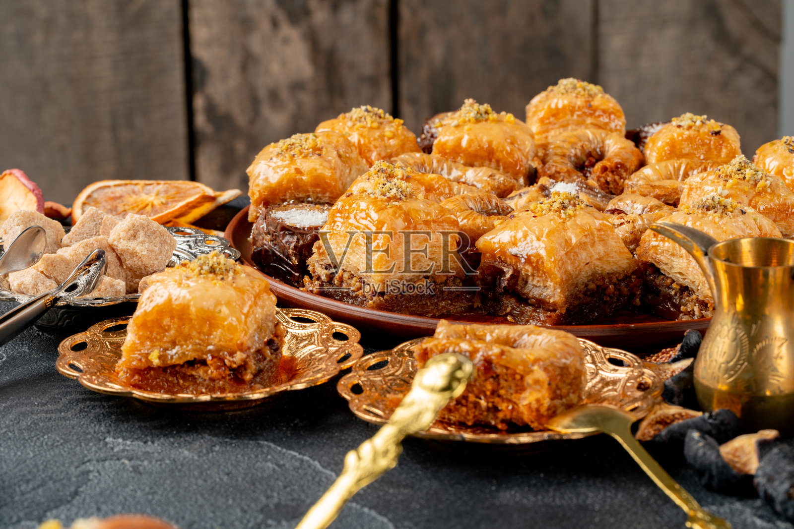 土耳其果仁蜜糕搭配黑色纹理表面照片摄影图片