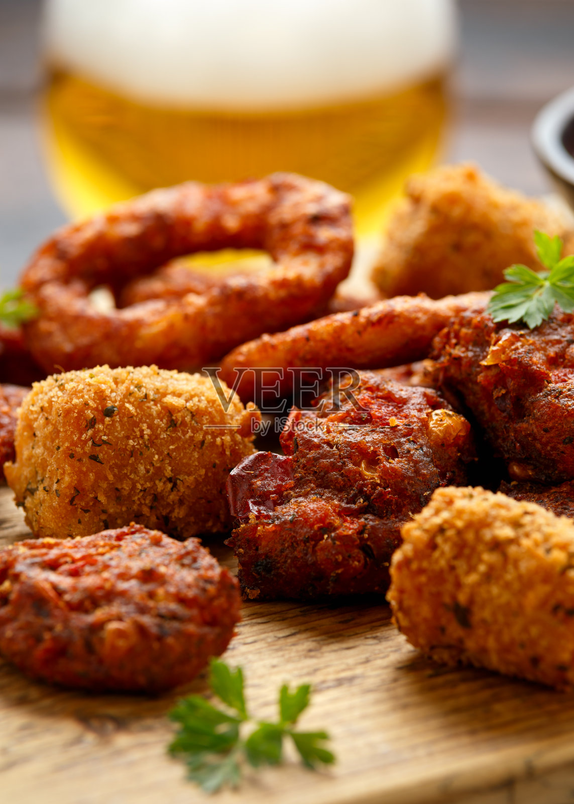 炸布法罗洋葱圈，土豆泥和甜玉米馅饼配番茄酱和啤酒。聚会外卖照片摄影图片