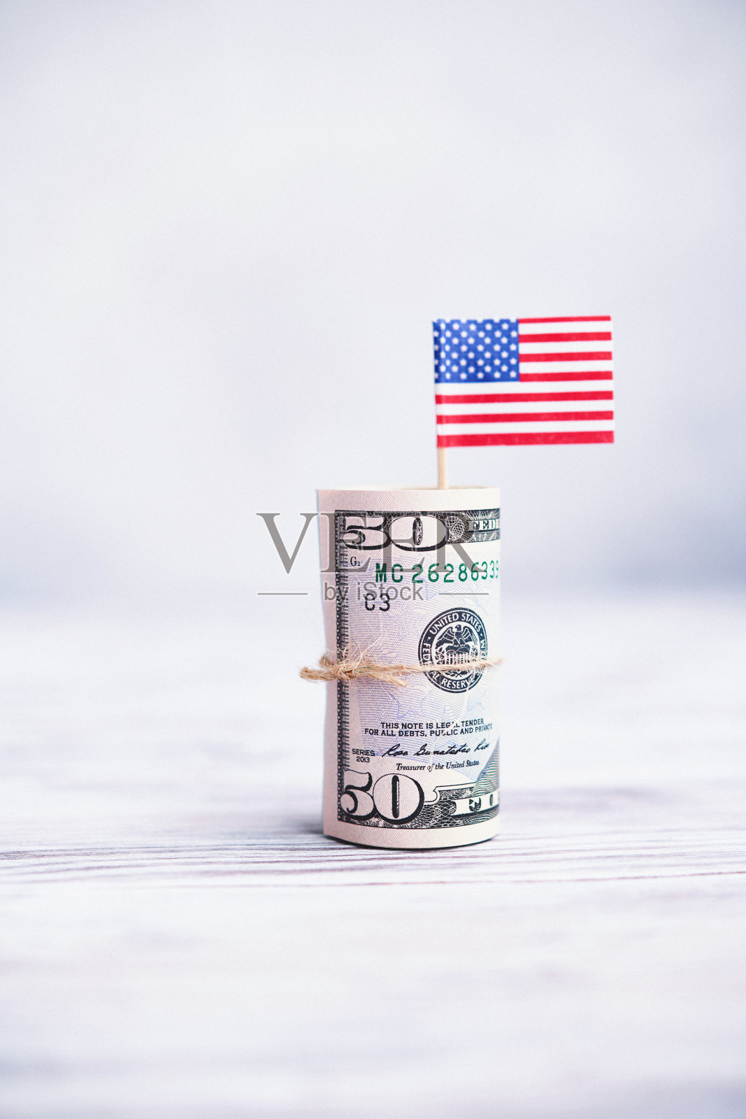 大量的美元钞票和美国国旗照片摄影图片