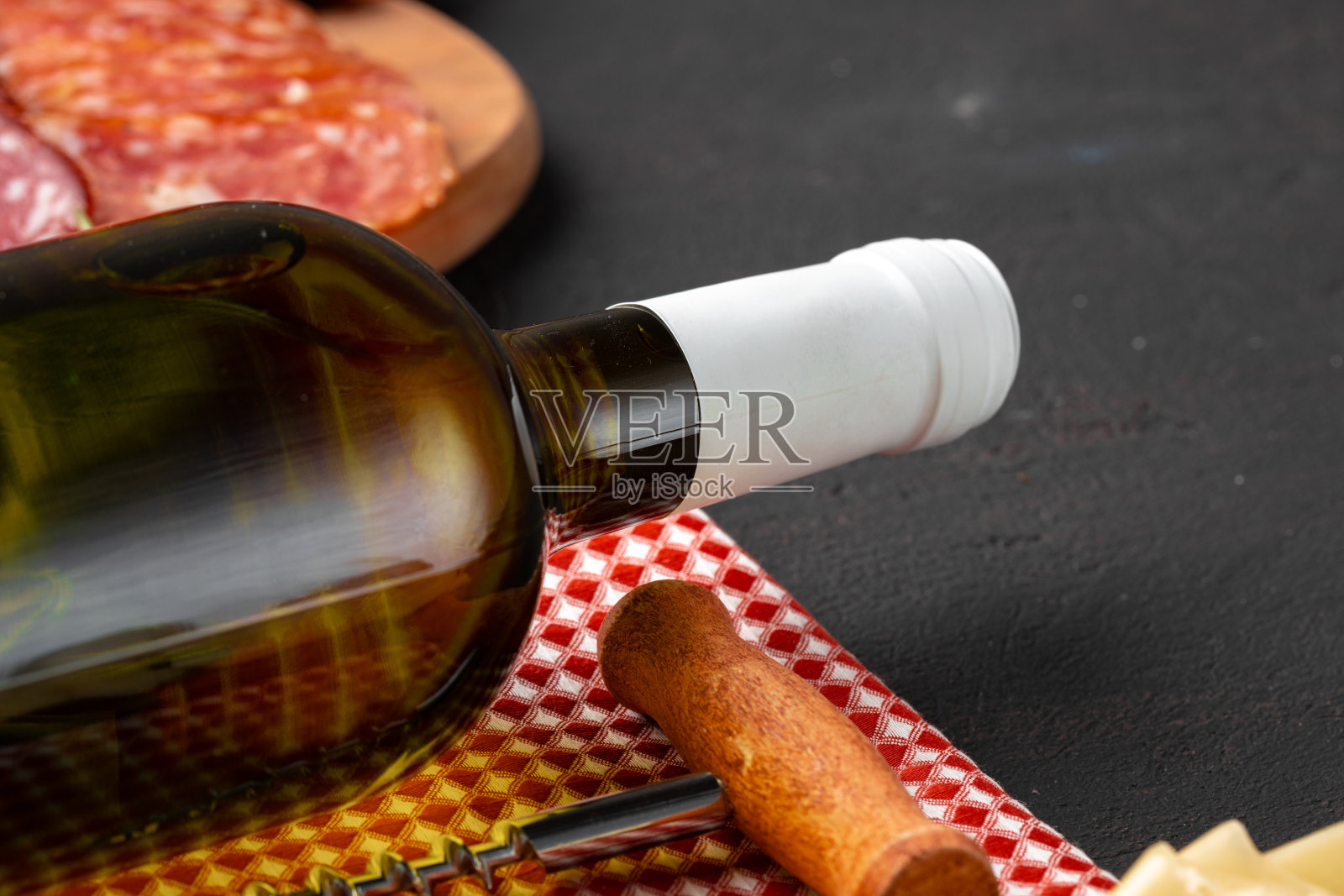 瓶白酒和肉片上的黑色表面近距离照片摄影图片