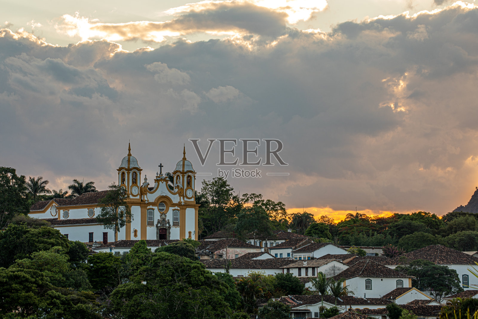 2013年11月6日至2020年11月6日:巴西米纳斯吉拉斯州蒂拉丹德斯殖民地城市圣安东尼奥教堂。照片摄影图片