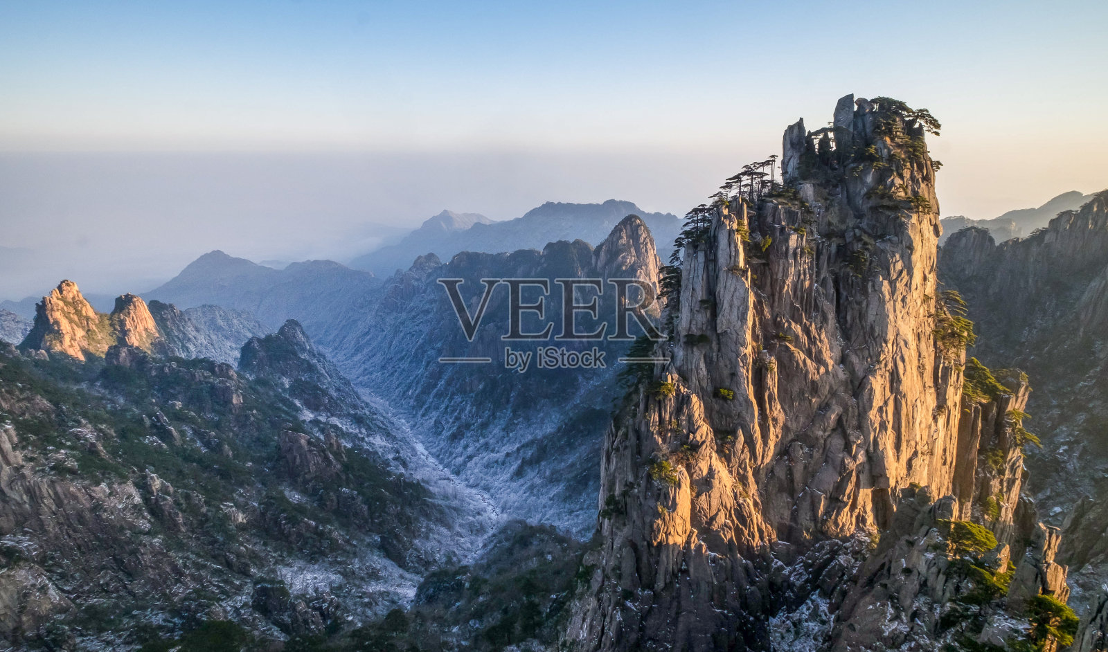 黄山国家公园山峰上的云和松树，中国。照片摄影图片