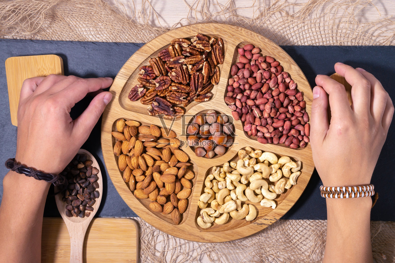 混合有机坚果，俯视图。食物混合背景，俯视图。素食照片摄影图片