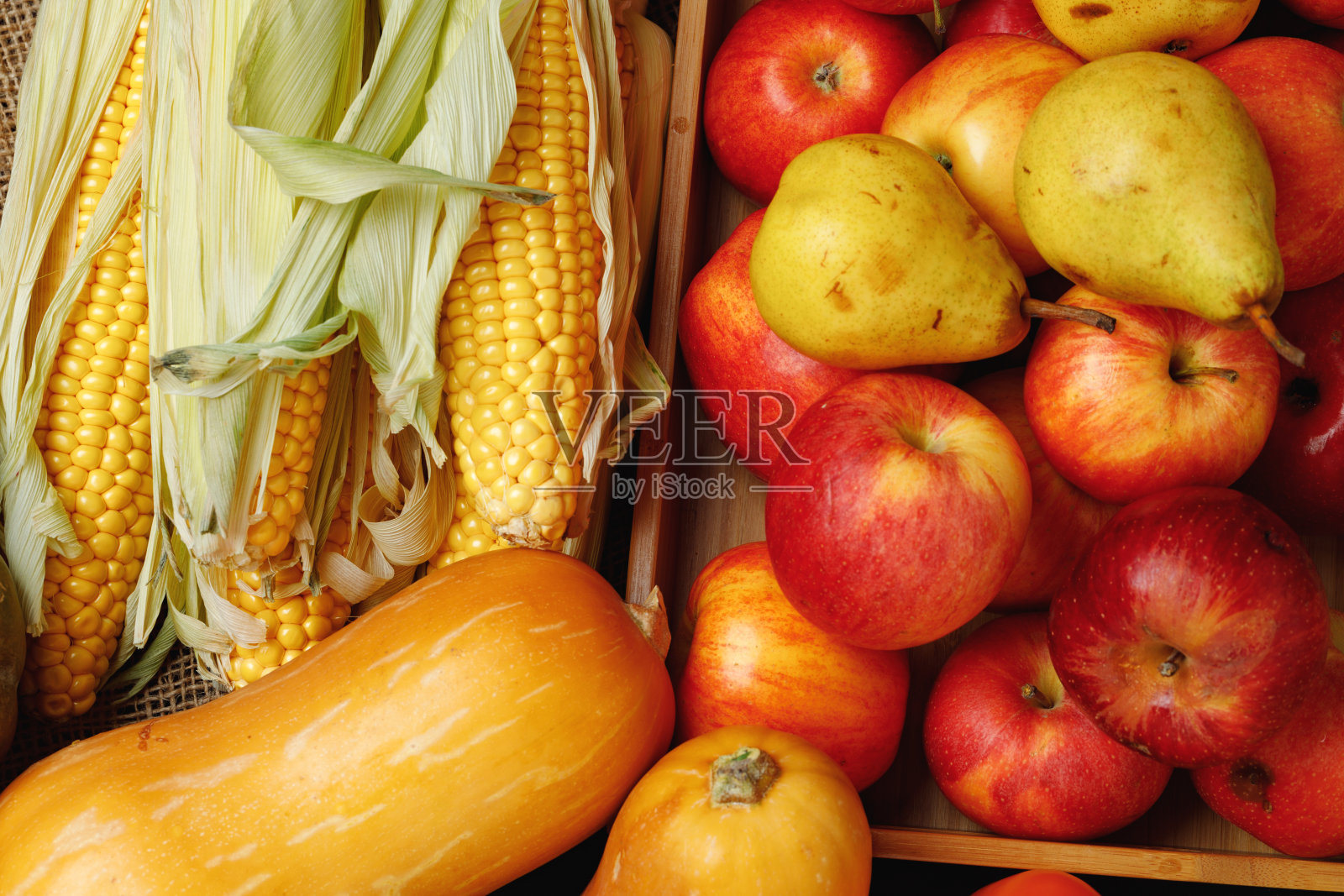 南瓜、玉米和苹果的秋收近在眼前照片摄影图片