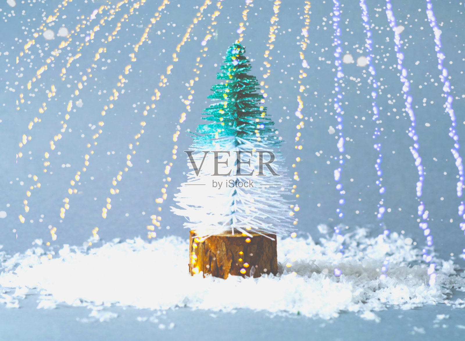 装饰圣诞树在灰色背景与雪。节日概念与模糊效果。空间创意副本。照片摄影图片