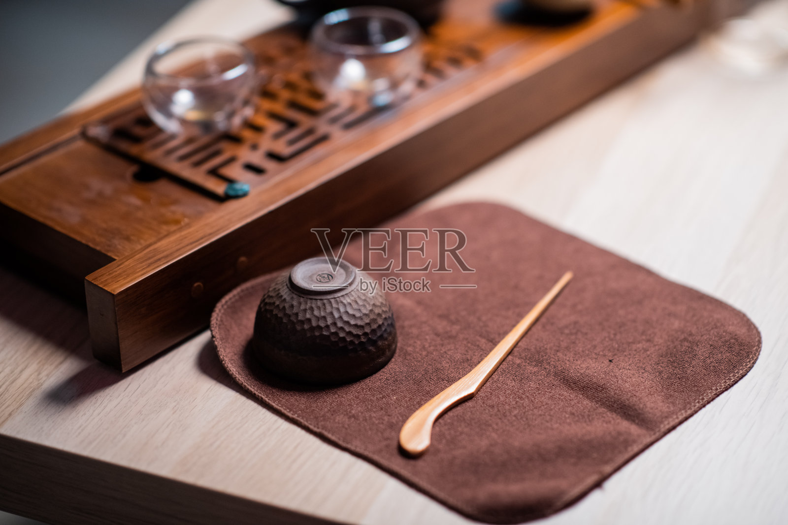 竹茶针、茶杯、毛巾、功夫盘。茶道近景工具与复制空间照片摄影图片