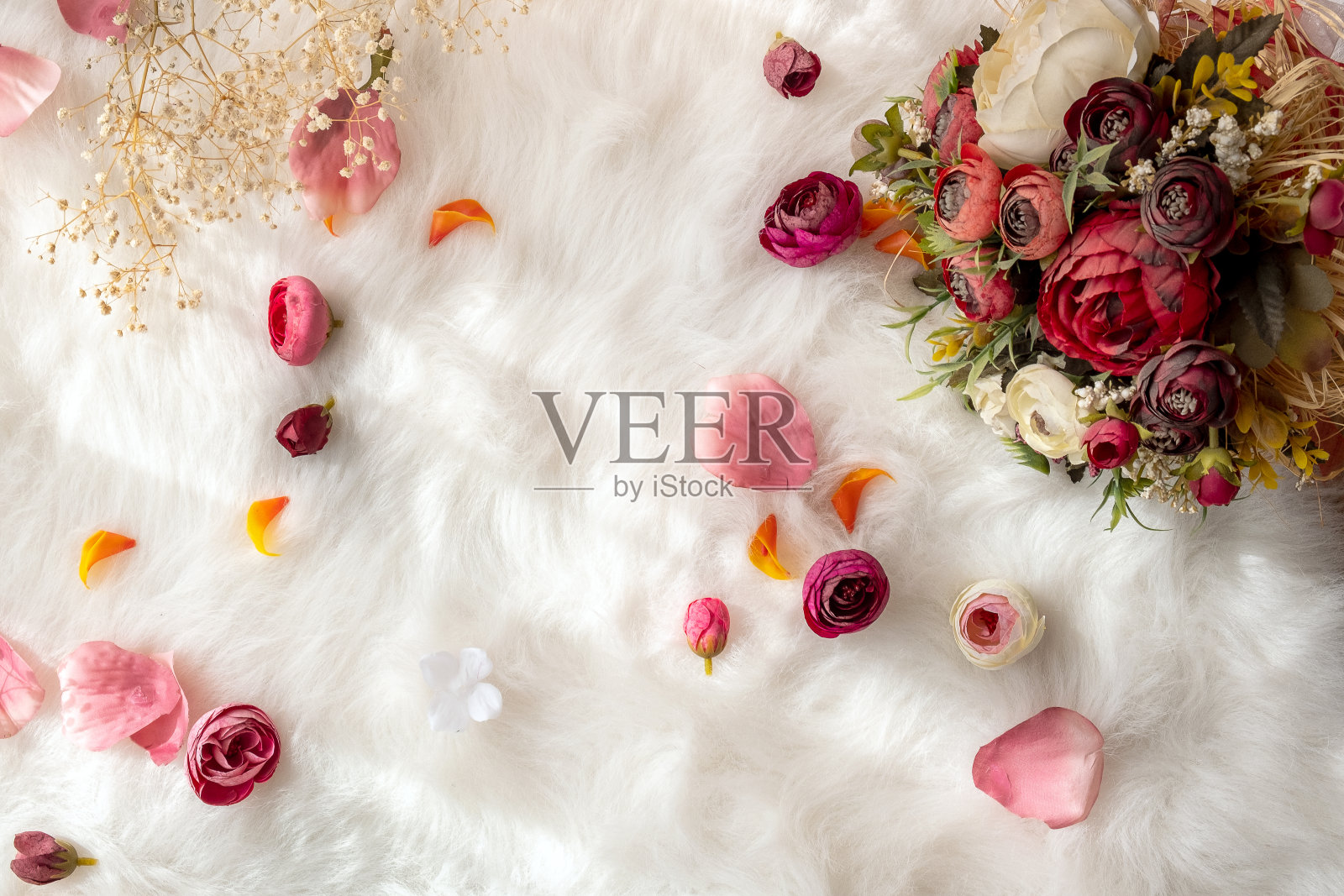 花卉浪漫的背景与新娘花束在毛皮照片摄影图片