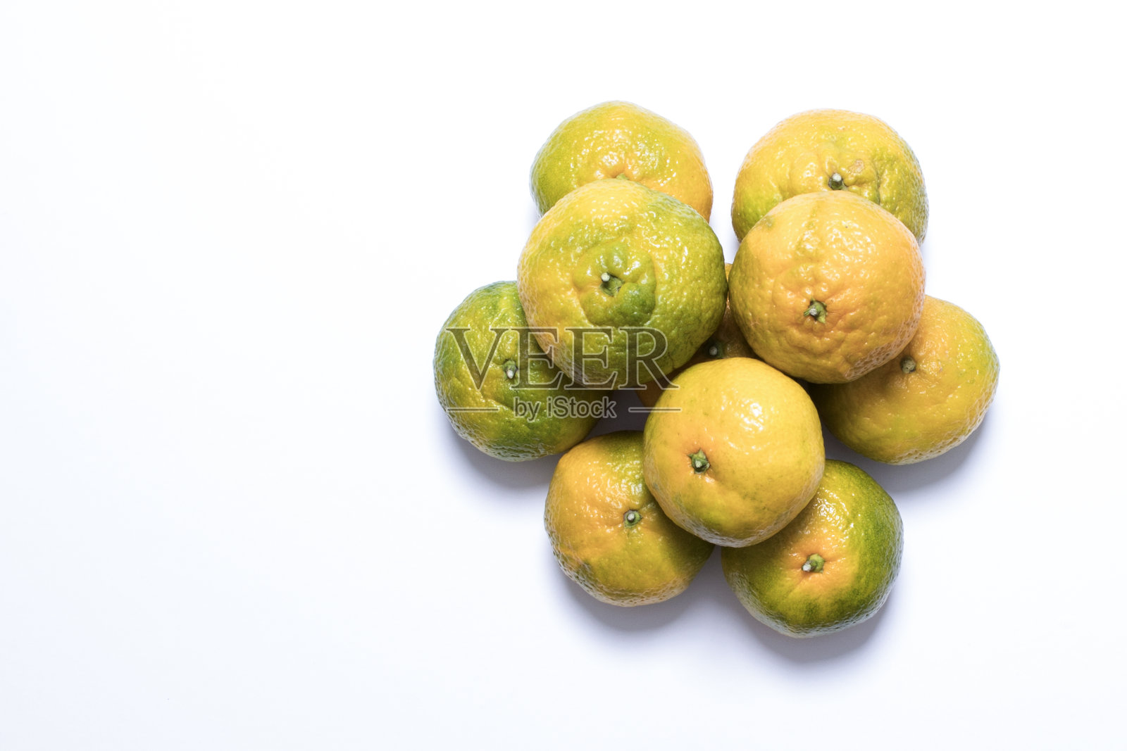 白色背景上的生蔬菜照片摄影图片