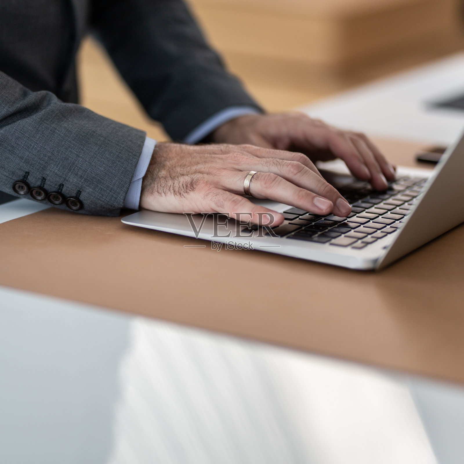 商人的手在键盘上打字笔记本电脑照片摄影图片