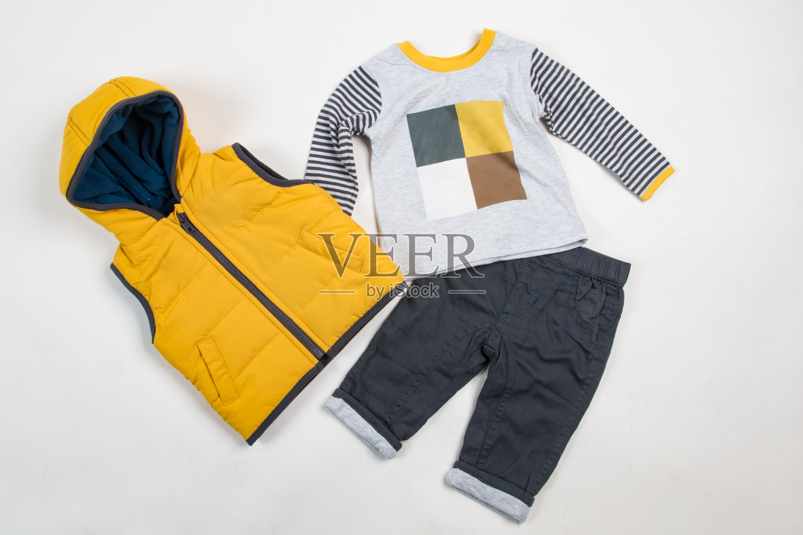 搭配时尚儿童服装的构图。时尚的孩子衣服。孩子们的时尚照片摄影图片