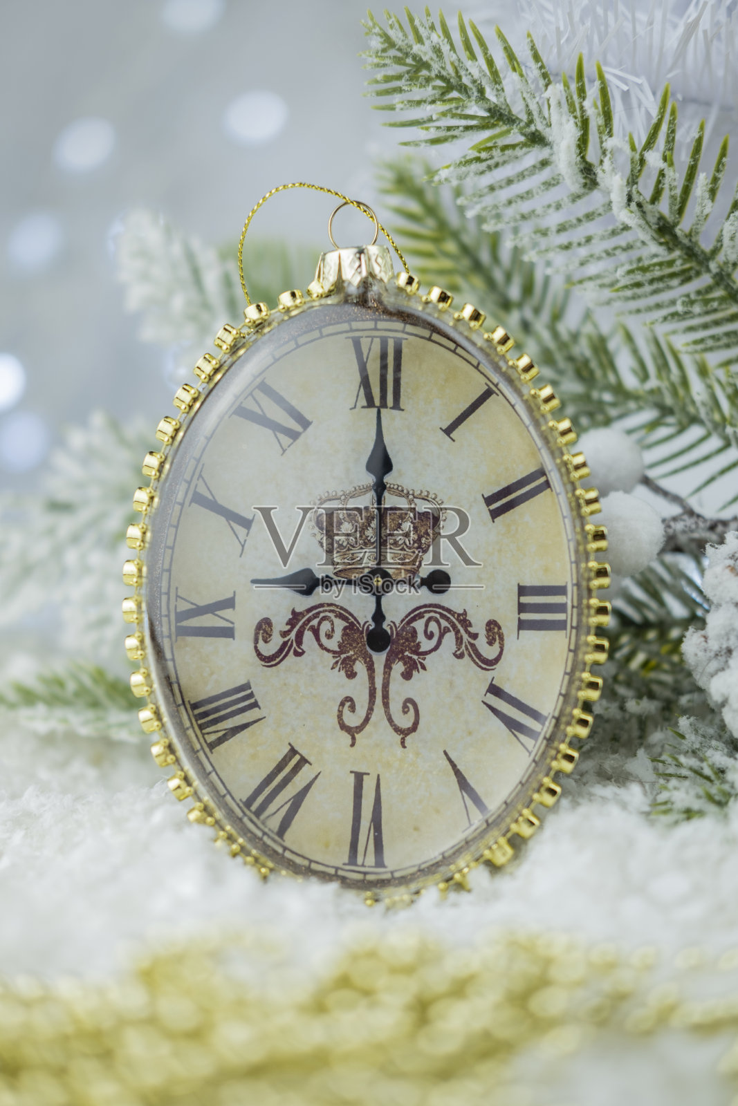 雪中以散焦为背景的古罗马钟照片摄影图片