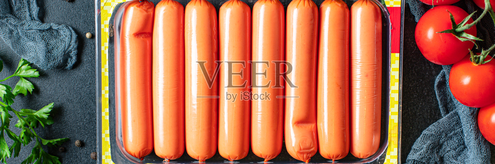 香肠，面筋，小麦蛋白，经典口味，素食者或素食第二道菜，小吃，随时可以在桌上吃，健康餐，小吃配料，俯视图拷贝空间，文字食物背景，质朴照片摄影图片