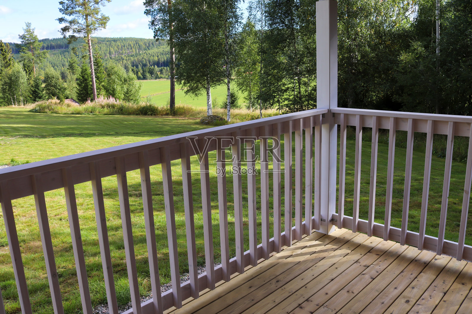 阳台上的白色栏杆照片摄影图片