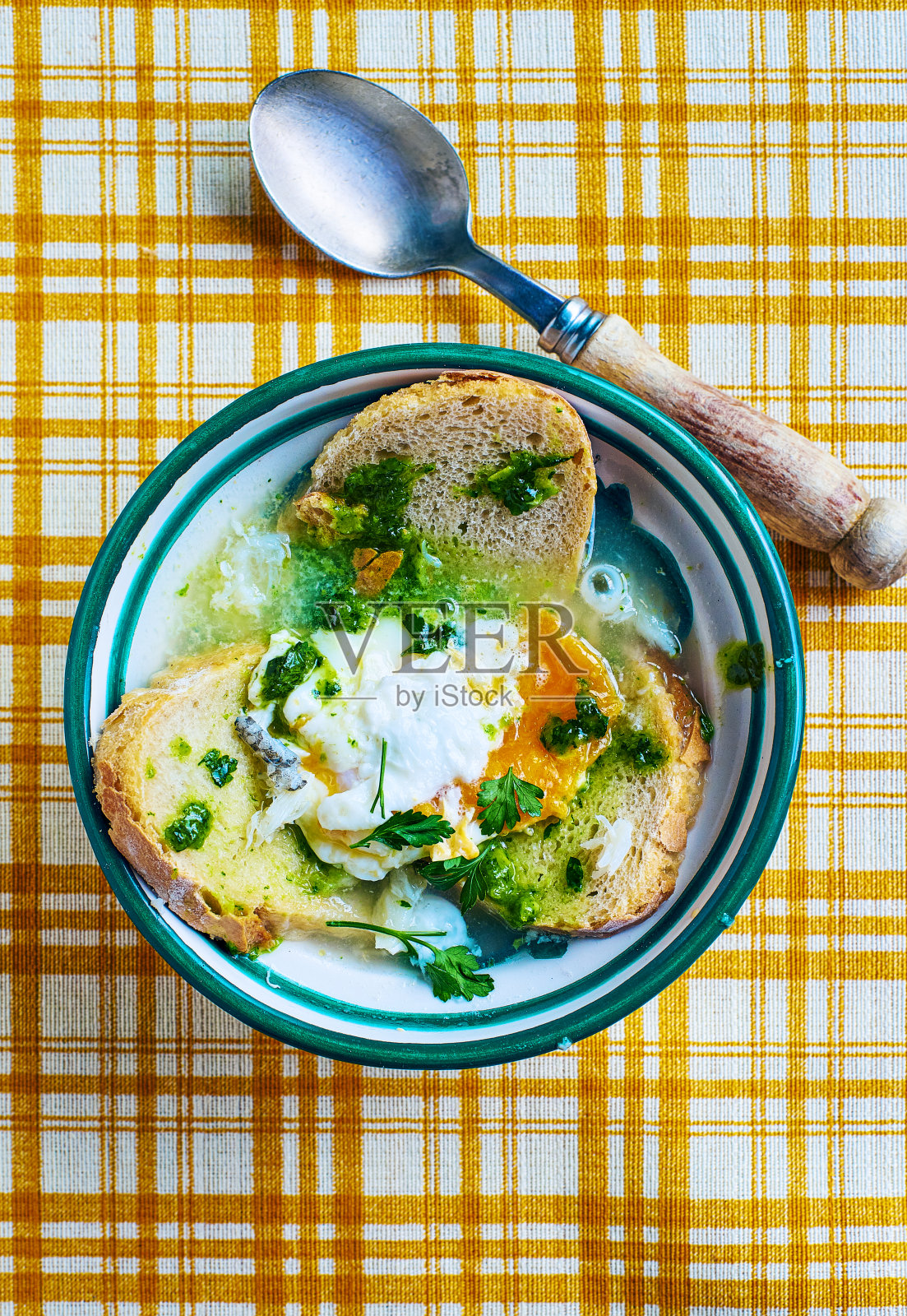 Acorda Alentejana，典型的葡萄牙汤。照片摄影图片