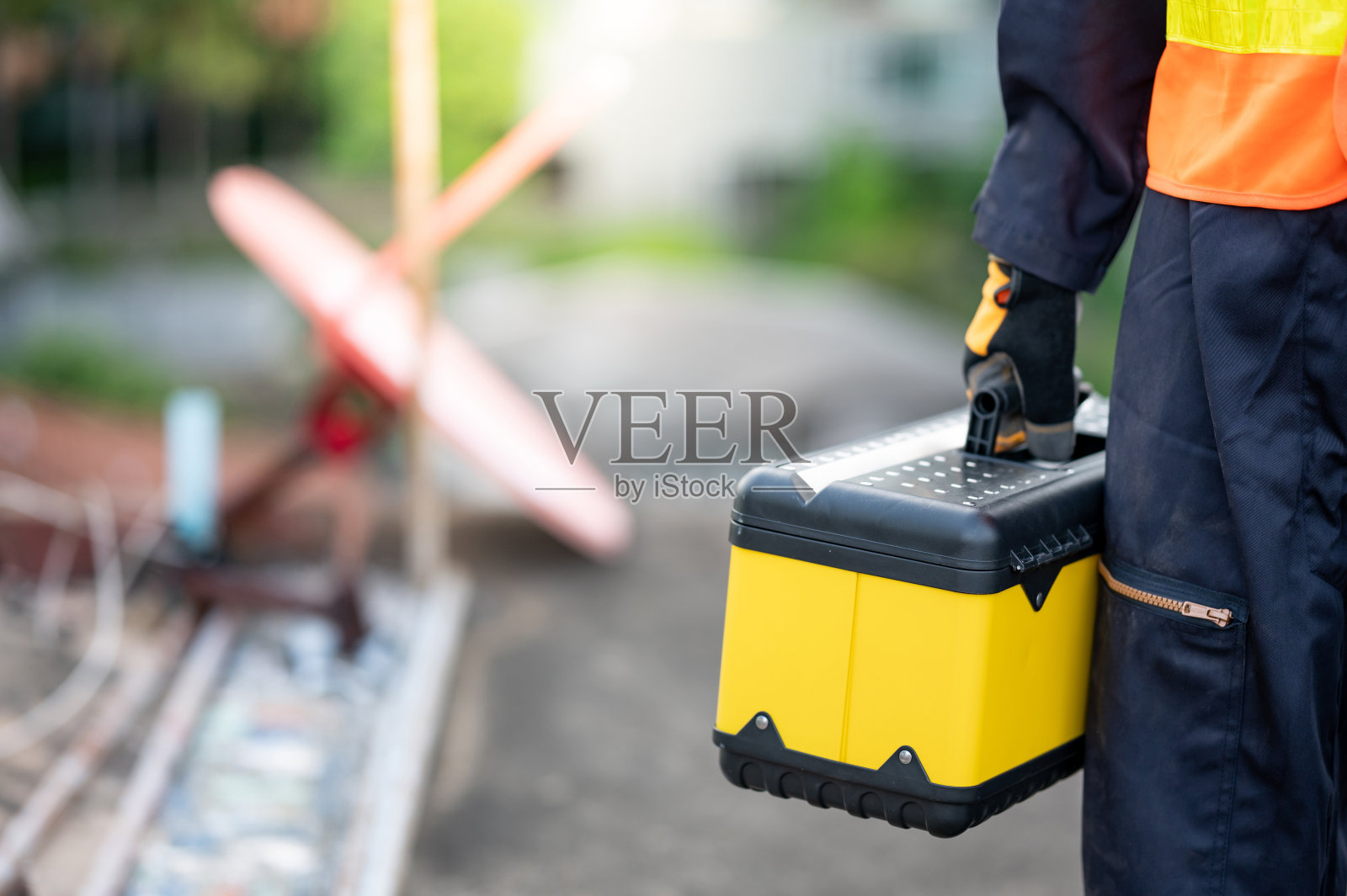 施工现场工人手持工具箱照片摄影图片